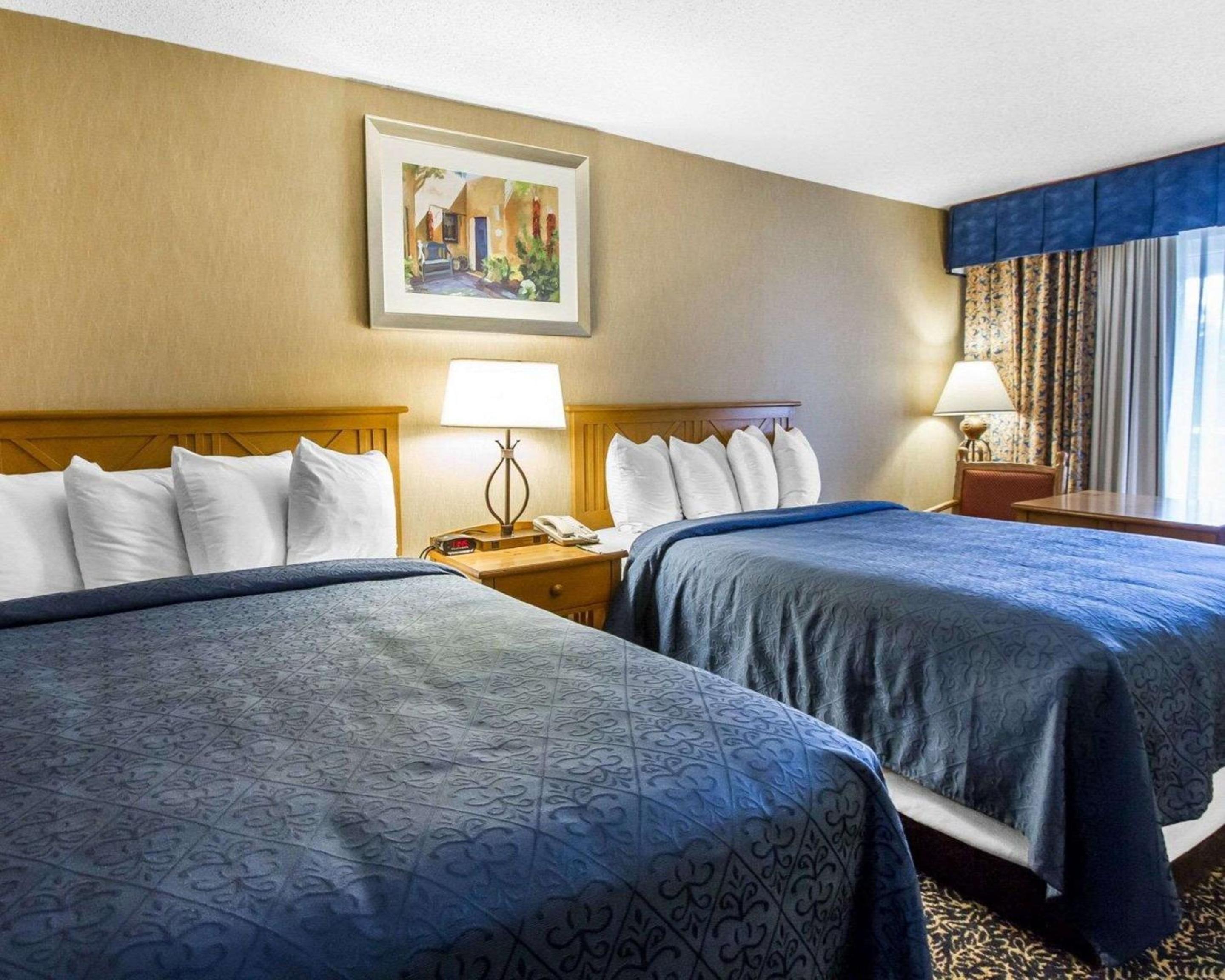 Queen Room with Two Queen Beds - Non-Smoking - Photo 2