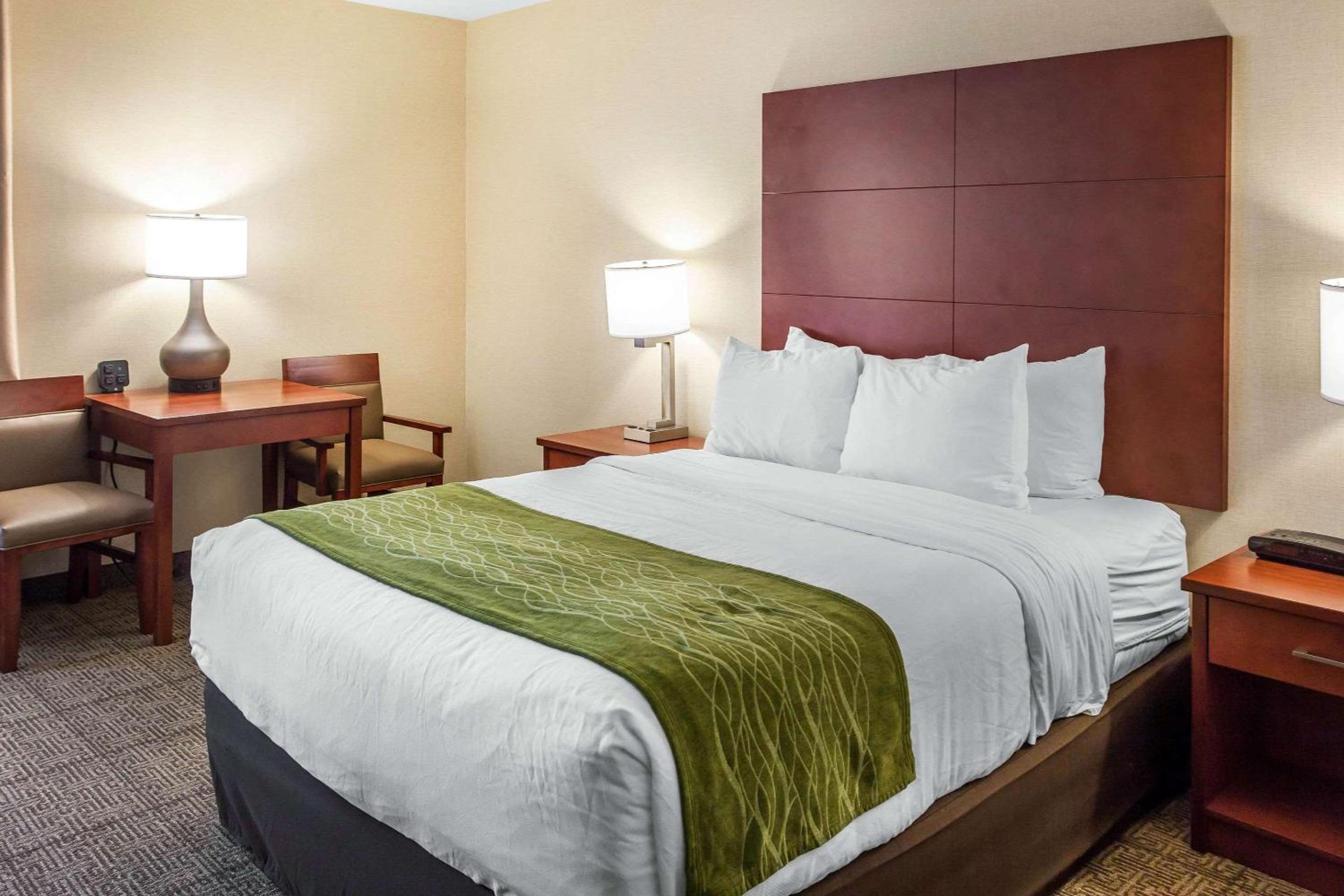 Queen Room with Three Queen Beds - Non-Smoking - Photo 3