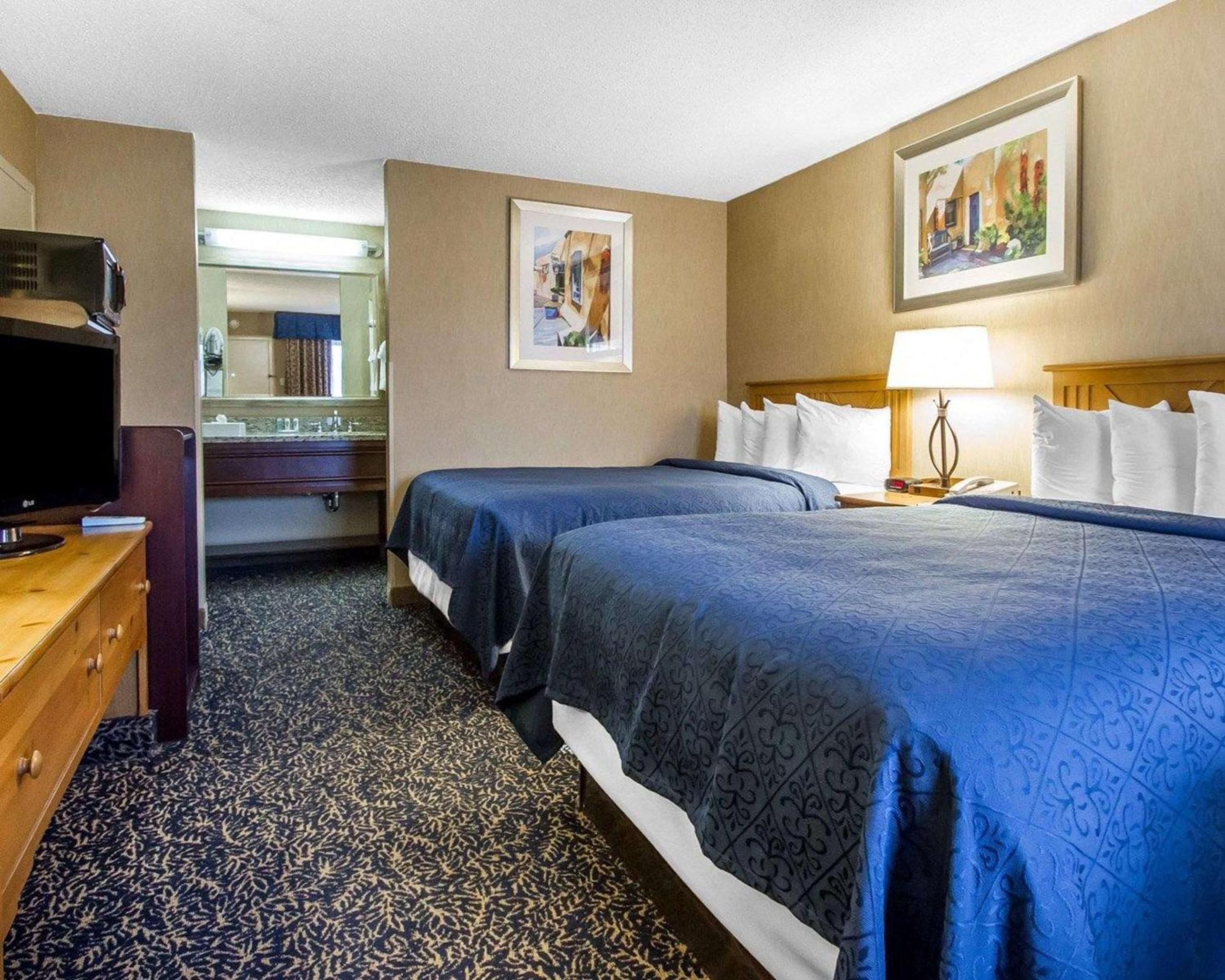 Queen Room with Two Queen Beds - Non-Smoking - Photo 4