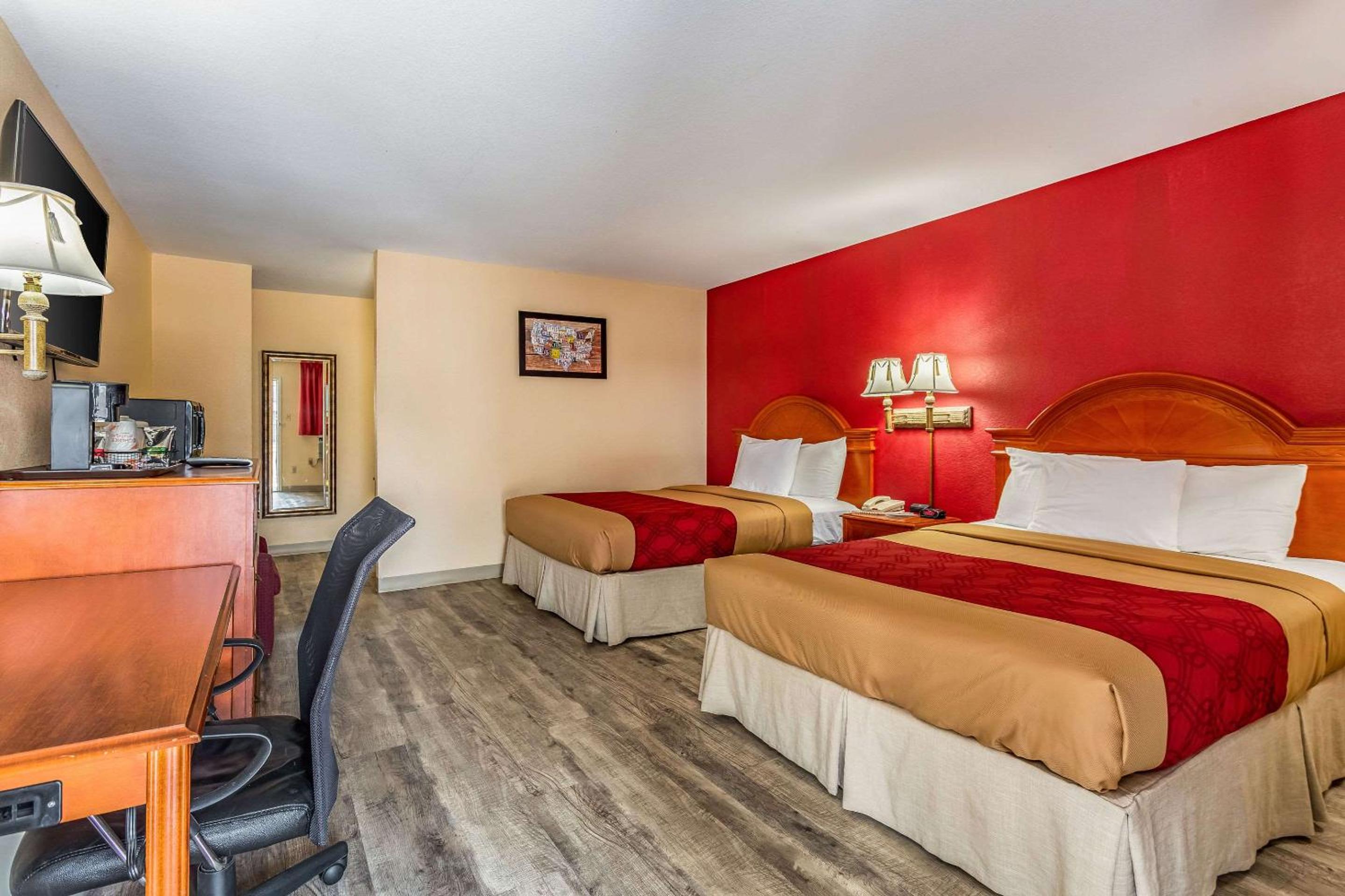 Queen Room with Two Queen Beds - Non Smoking - Photo 3