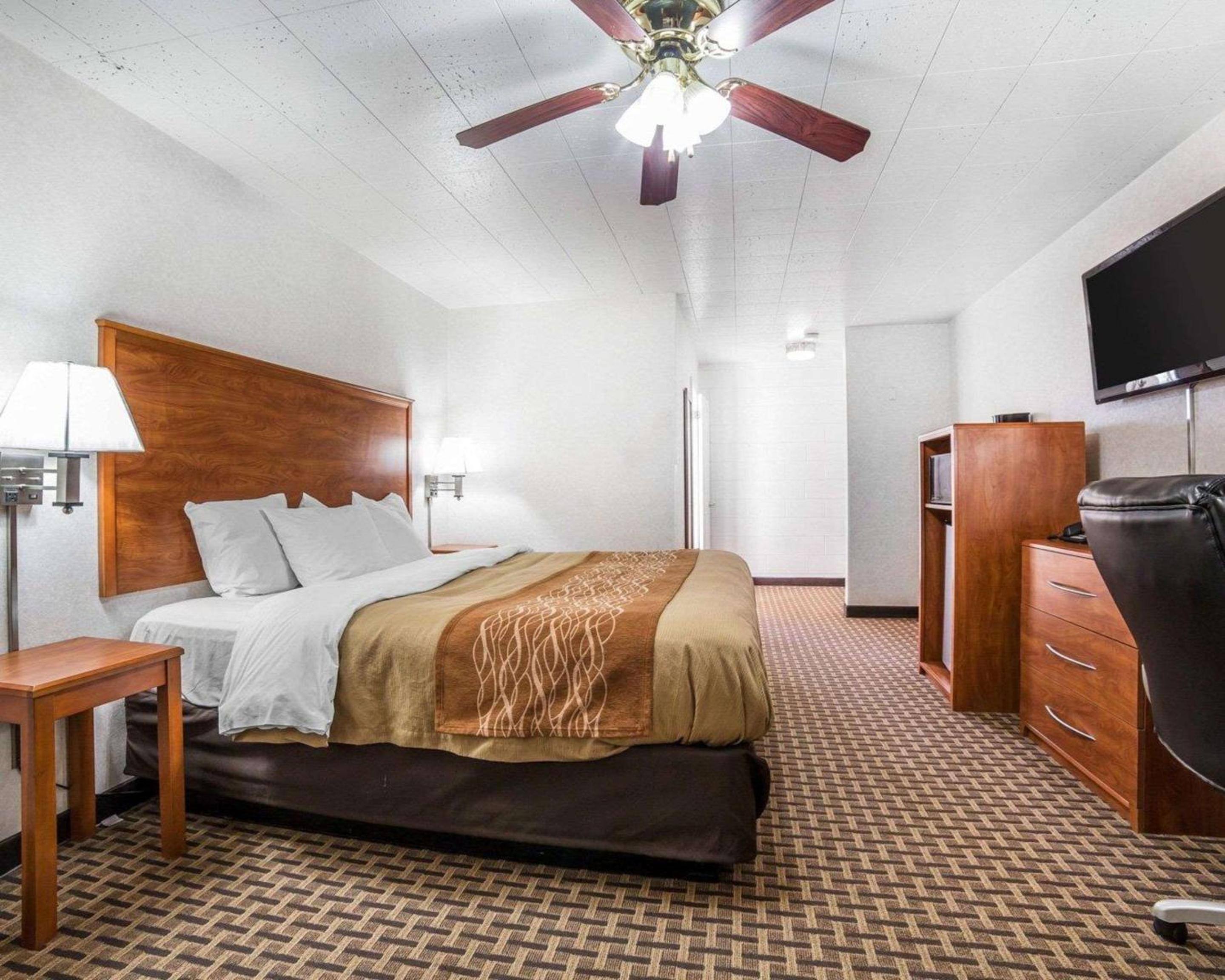 King Room - Non-Smoking - Photo 5