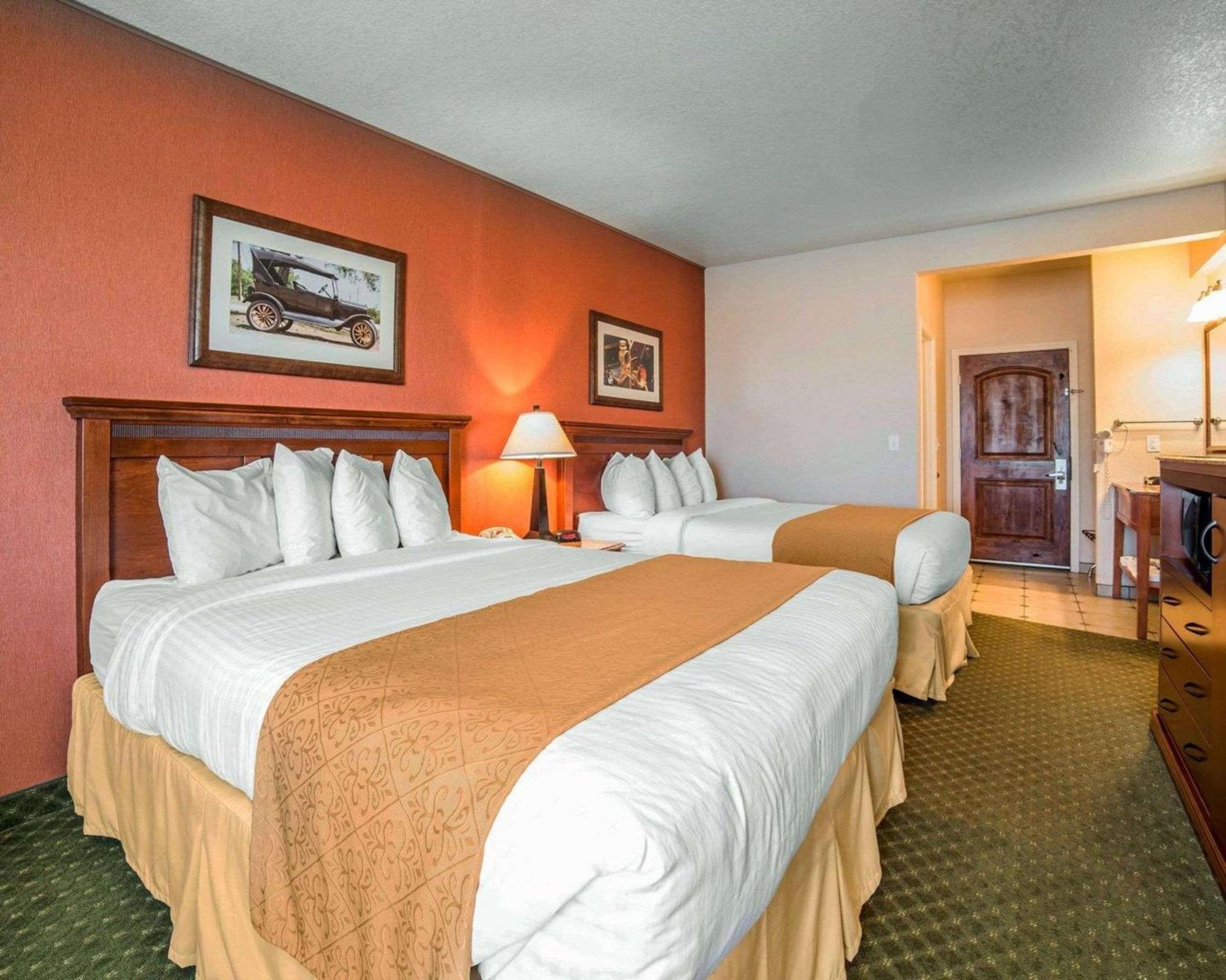 Queen Room With Two Queen Beds - Non-Smoking - Photo 4
