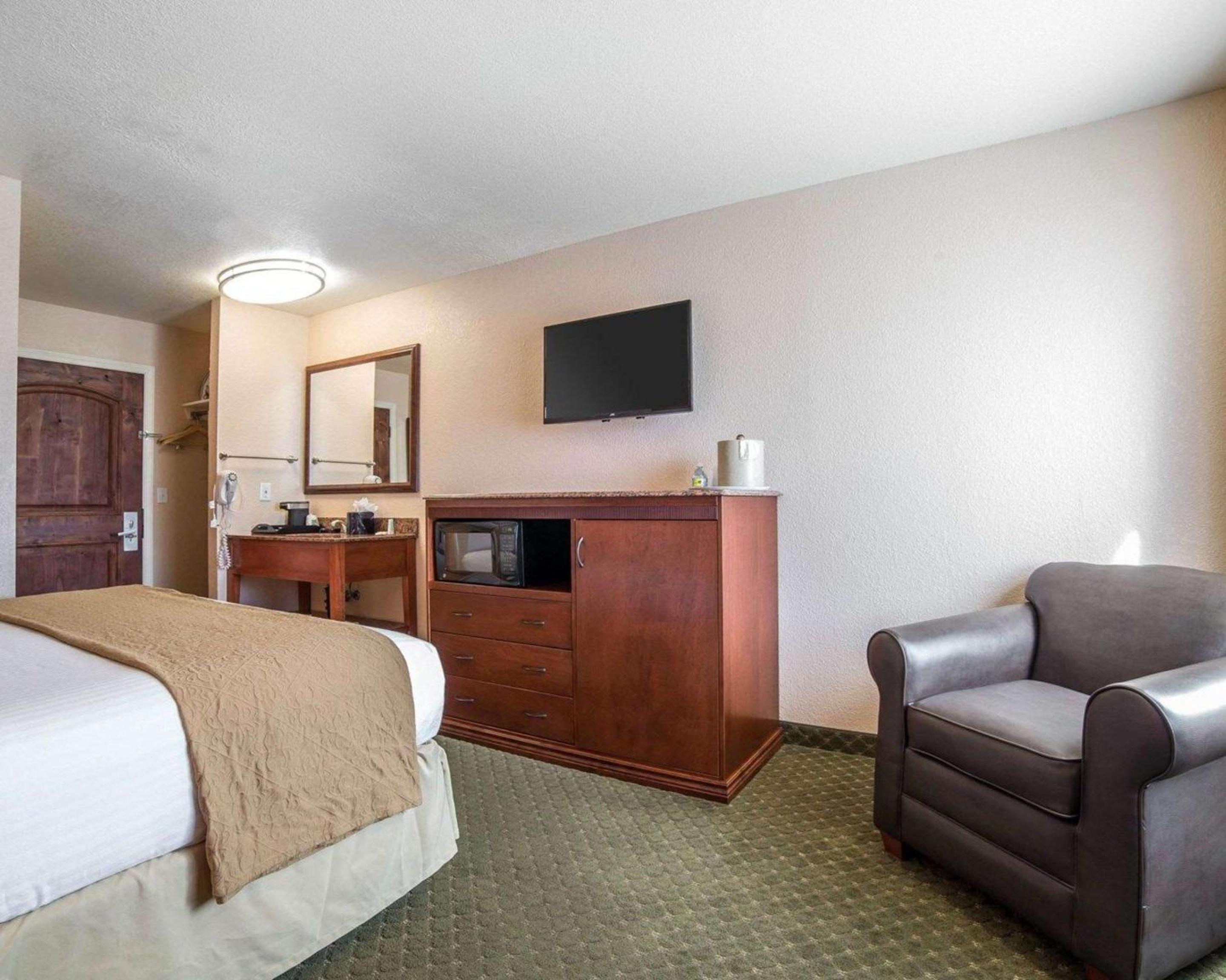 Queen Room - Non-Smoking - Photo 4