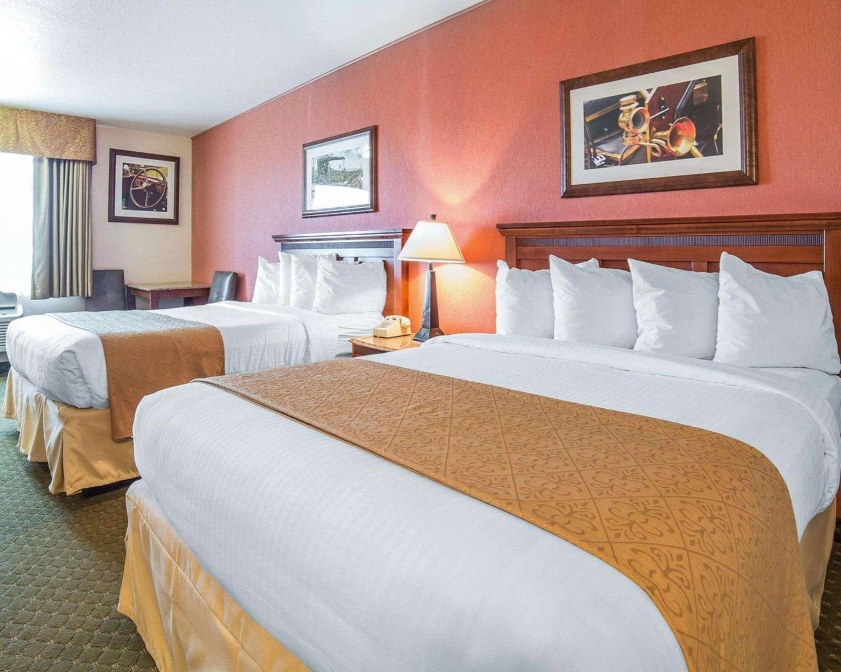 Queen Room With Two Queen Beds - Non-Smoking - Photo 2