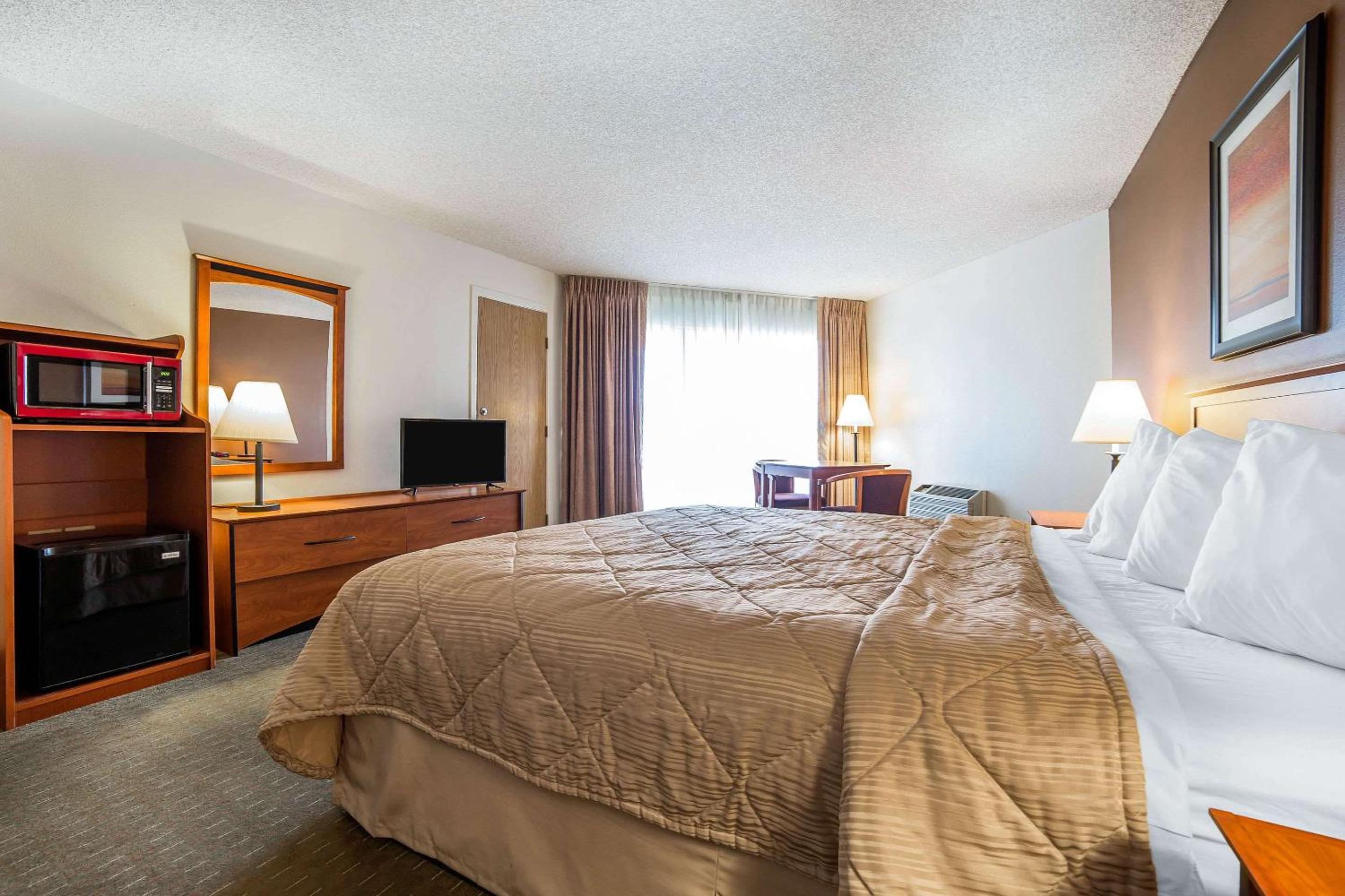 King Room with Lake View - Non-Smoking - Photo 3