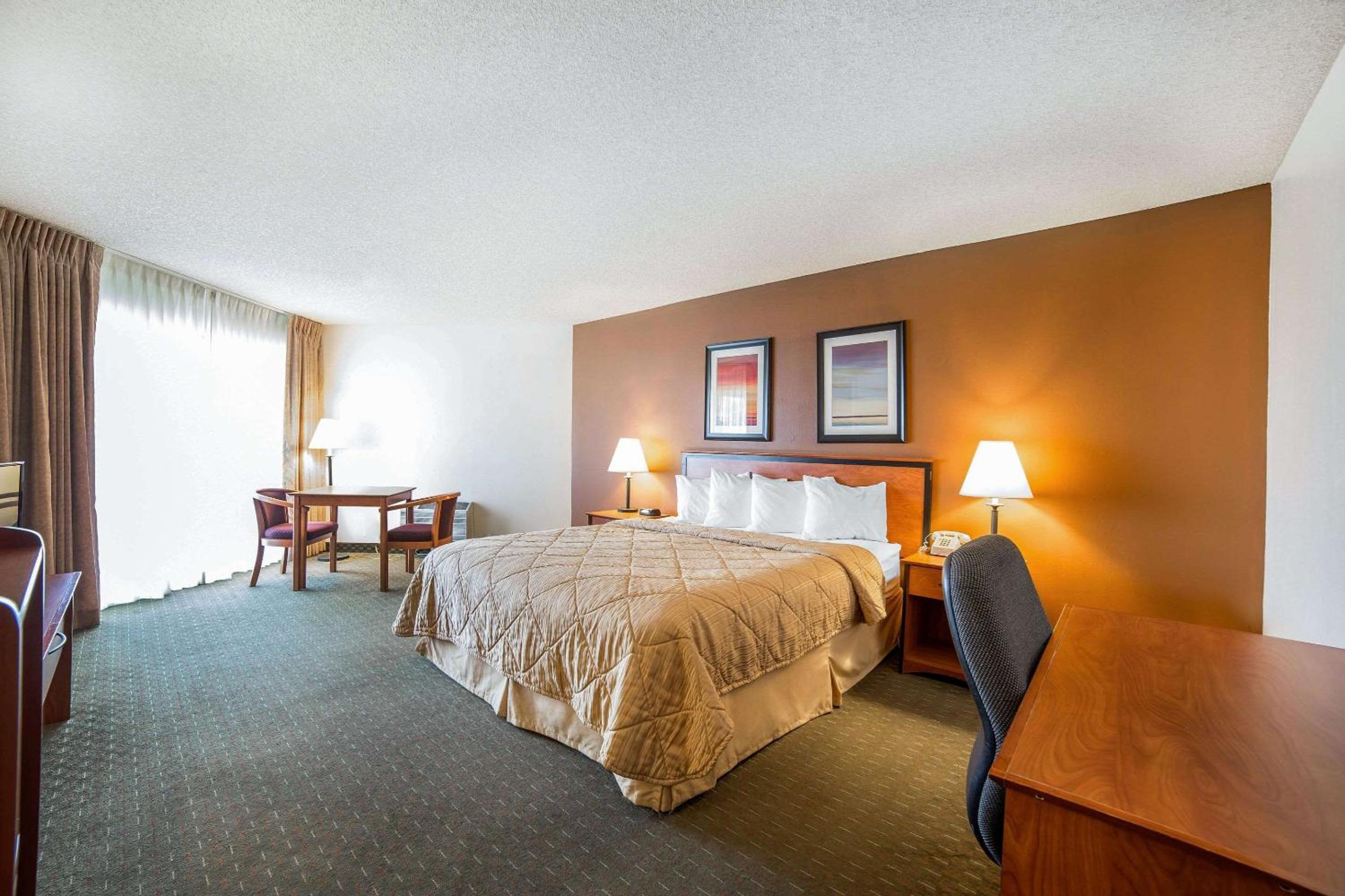 King Room with Lake View - Non-Smoking - Photo 2
