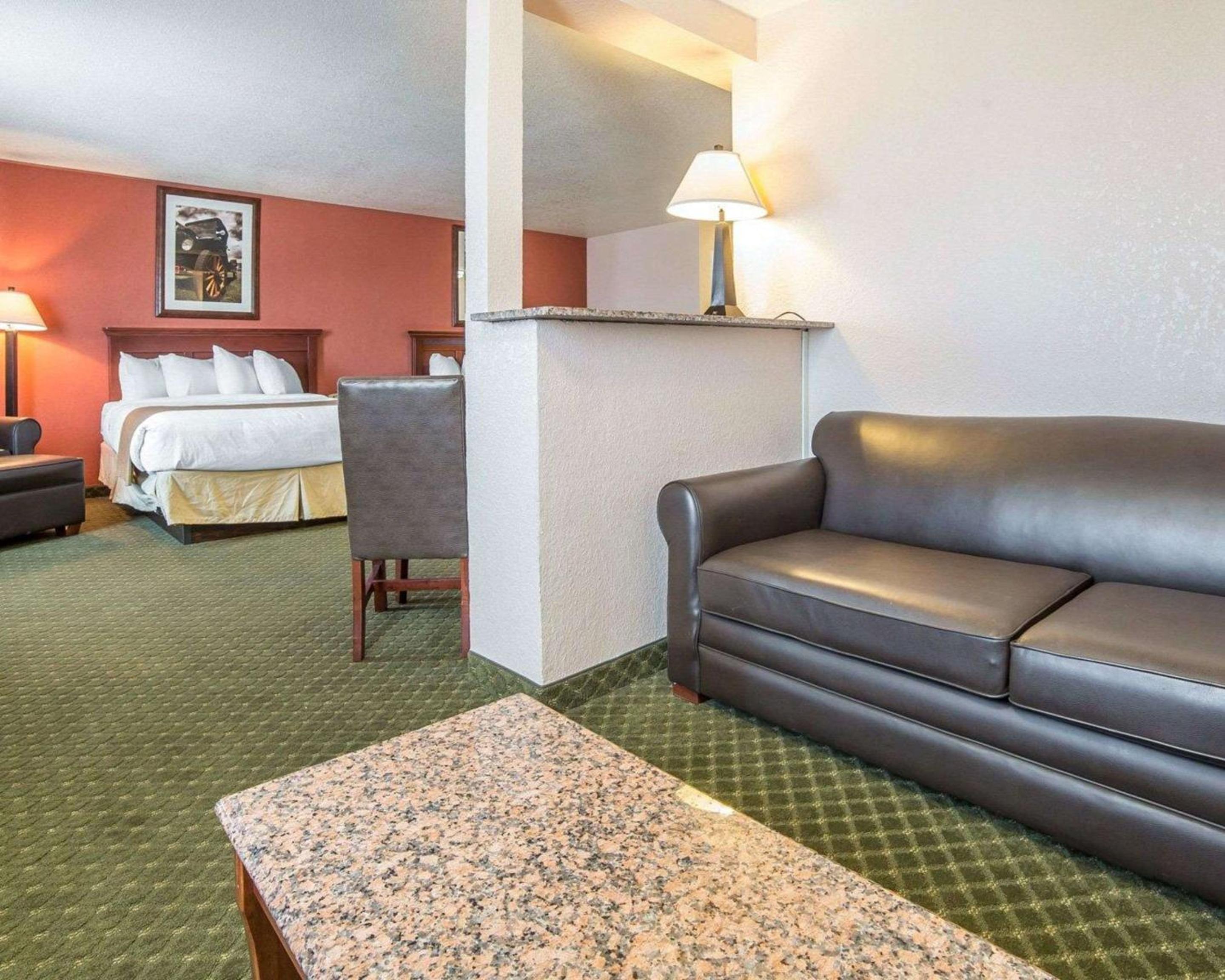 Quadruple Room With One King Room And One Queen Room - Accessible/Non-Smoking - Photo 4