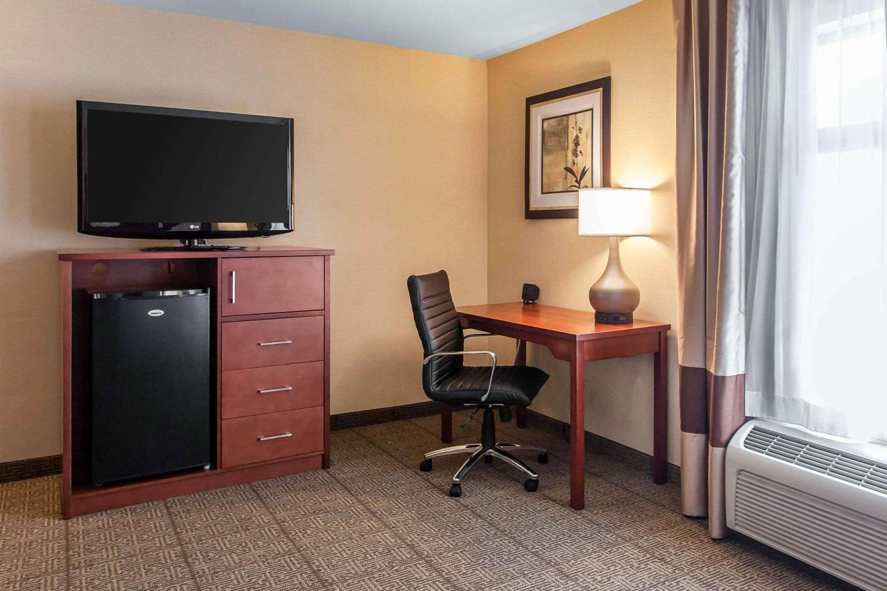 Queen Room with Two Queen Beds -  Pet Friendly Non-Smoking - Photo 5