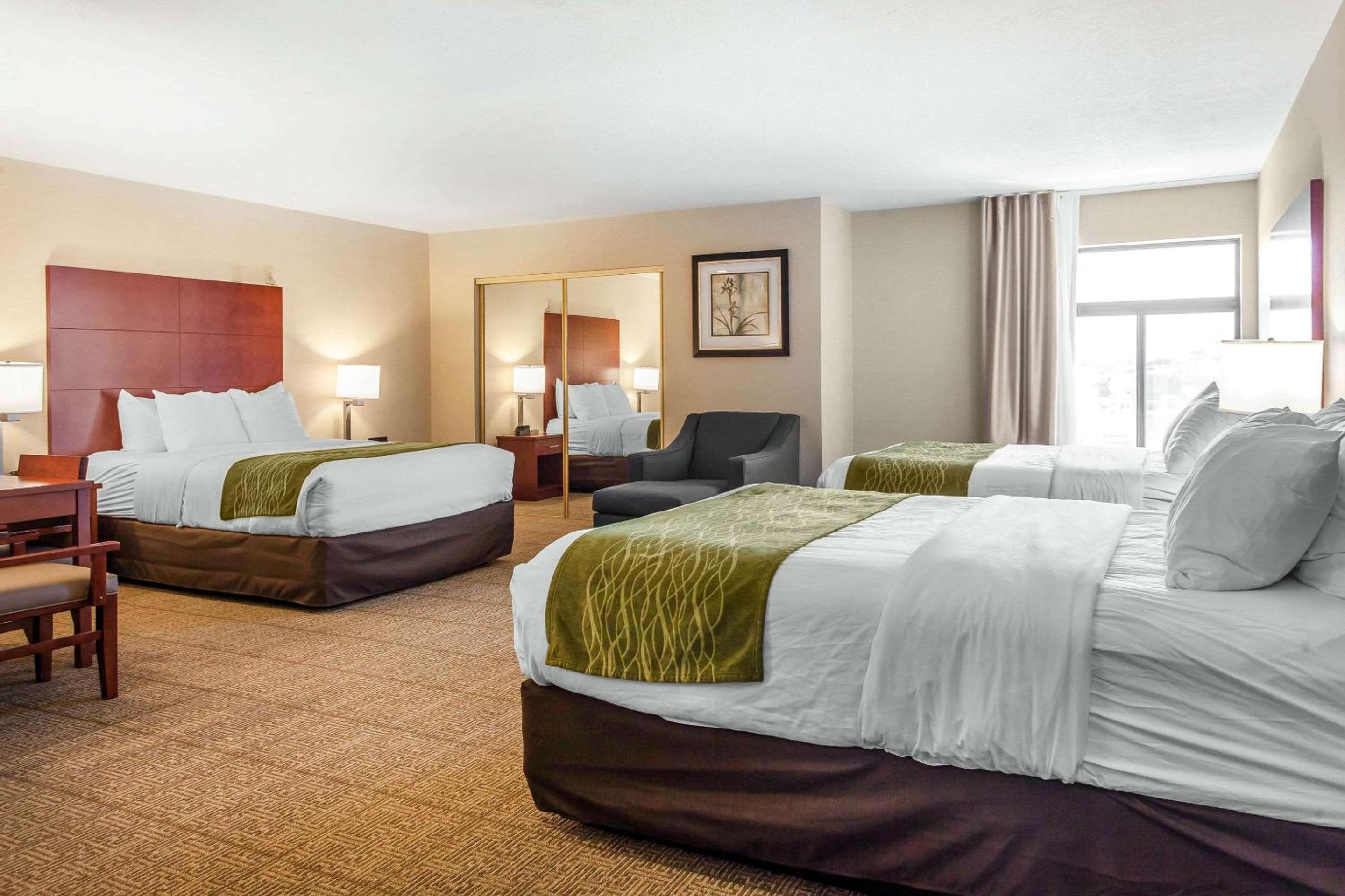 Queen Room with Three Queen Beds - Non-Smoking - Photo 8