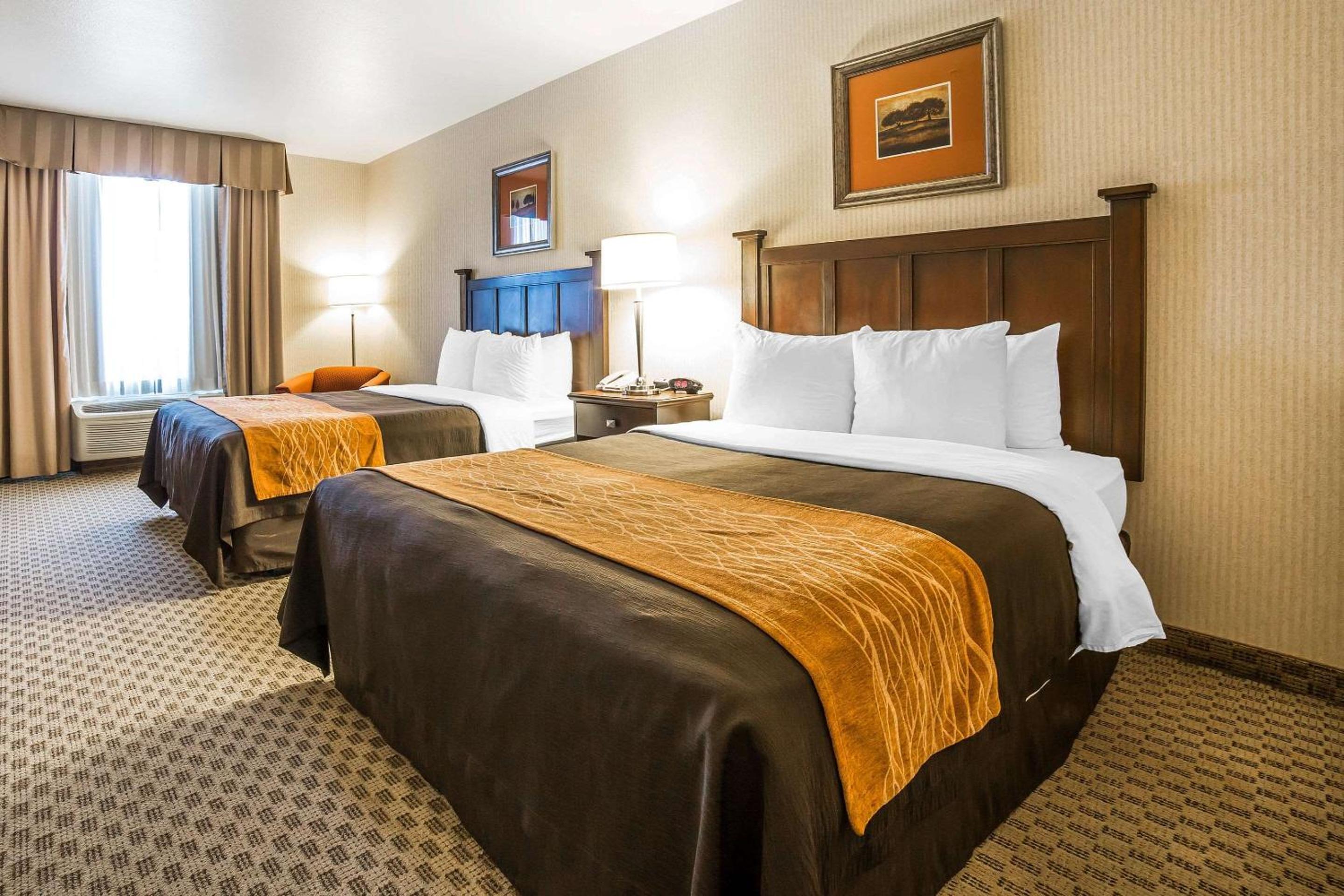 Queen Room with Two Queen Beds - Non-Smoking - Photo 4