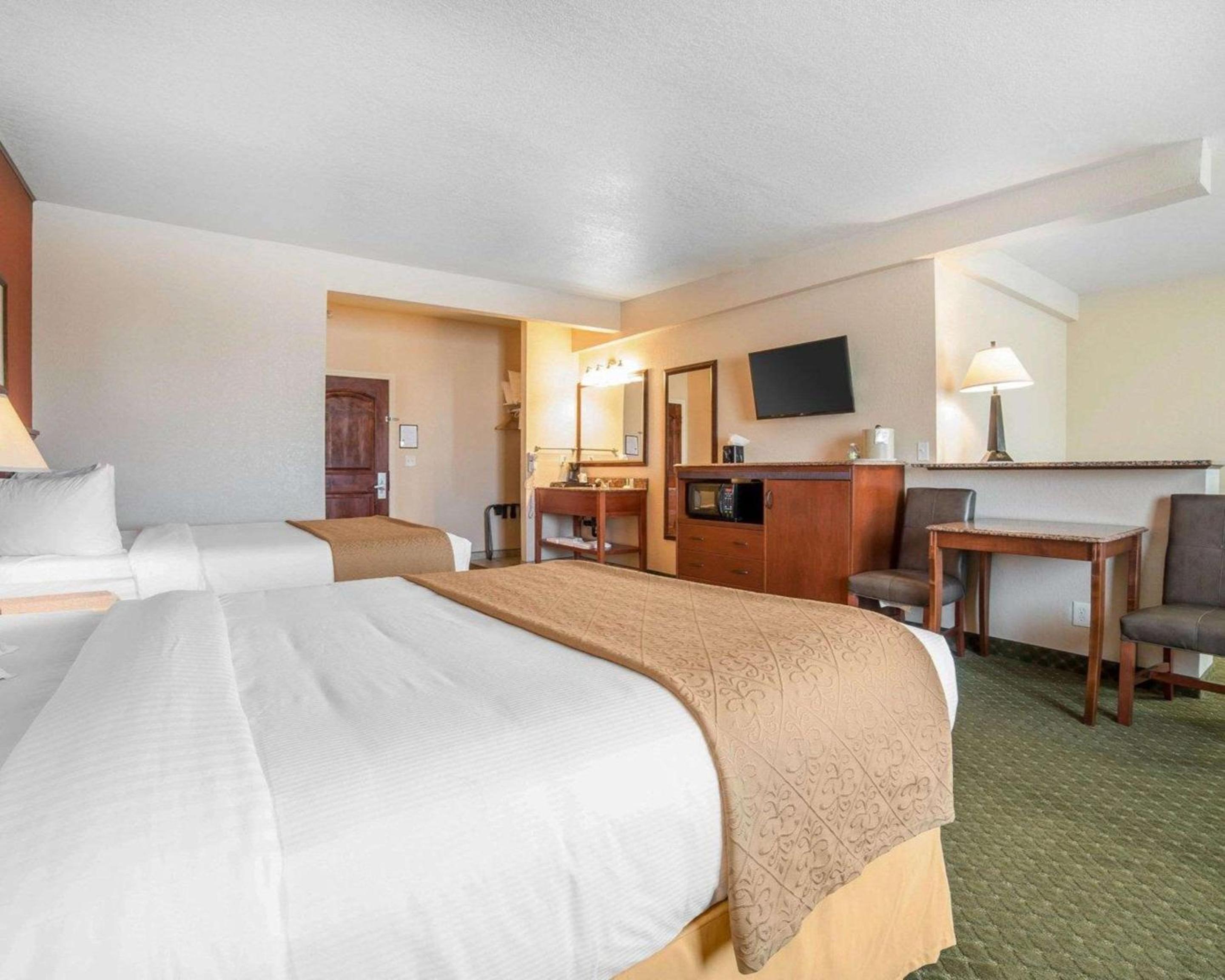 Quadruple Room With One King Room And One Queen Room - Accessible/Non-Smoking - Photo 1