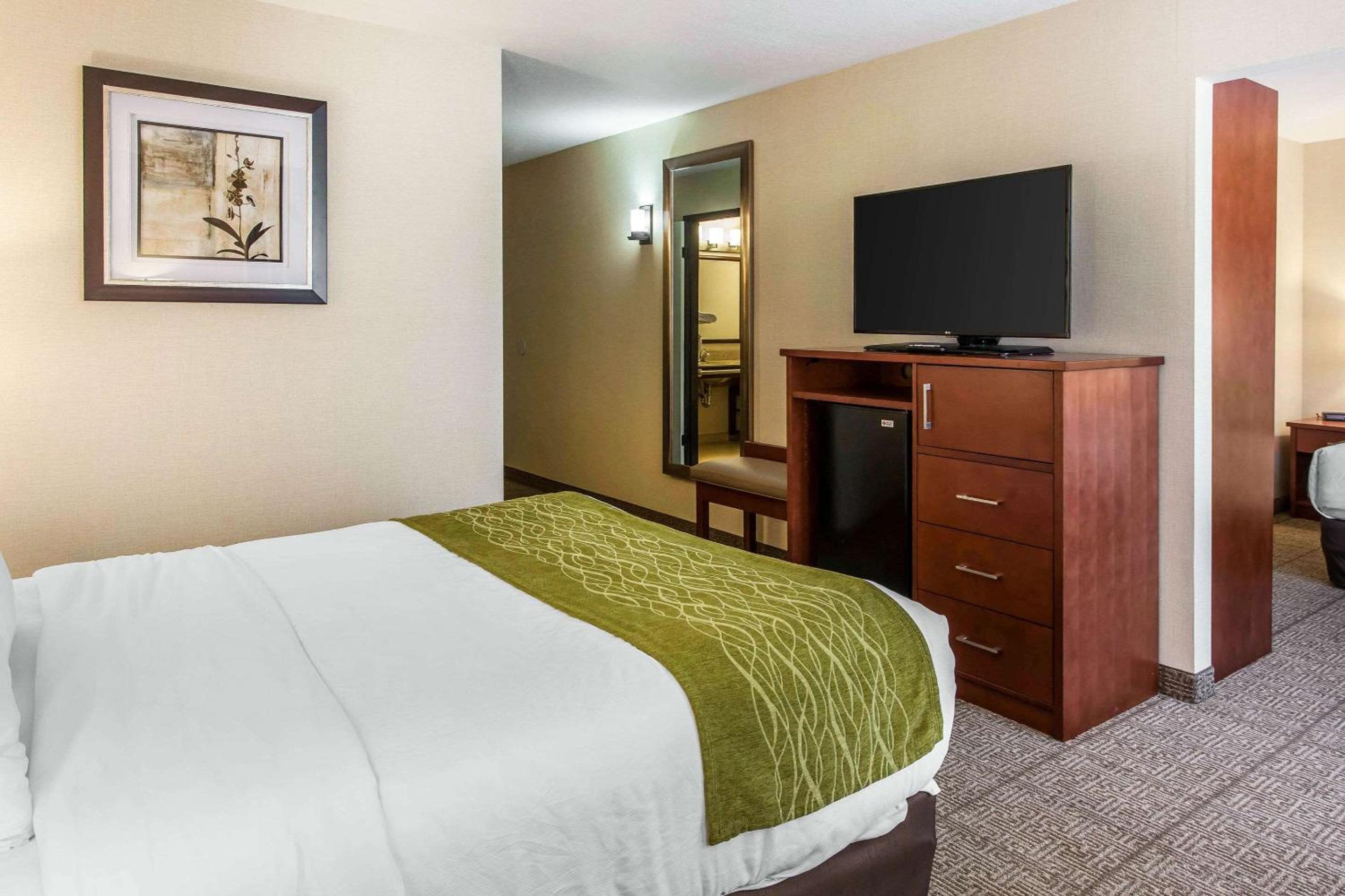 Queen Room with Three Queen Beds - Non-Smoking - Photo 7
