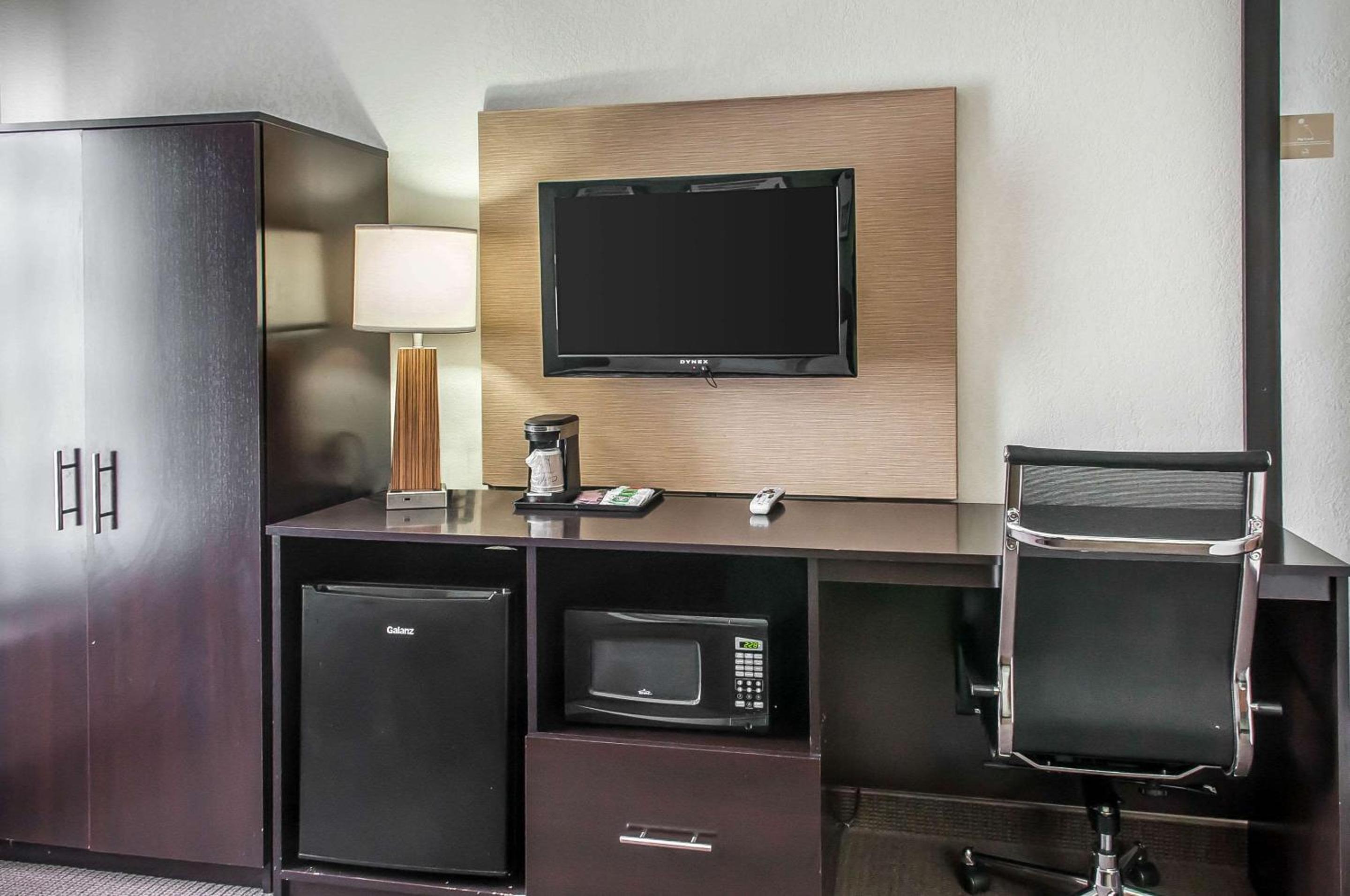 King Room - Non-Smoking photo 2