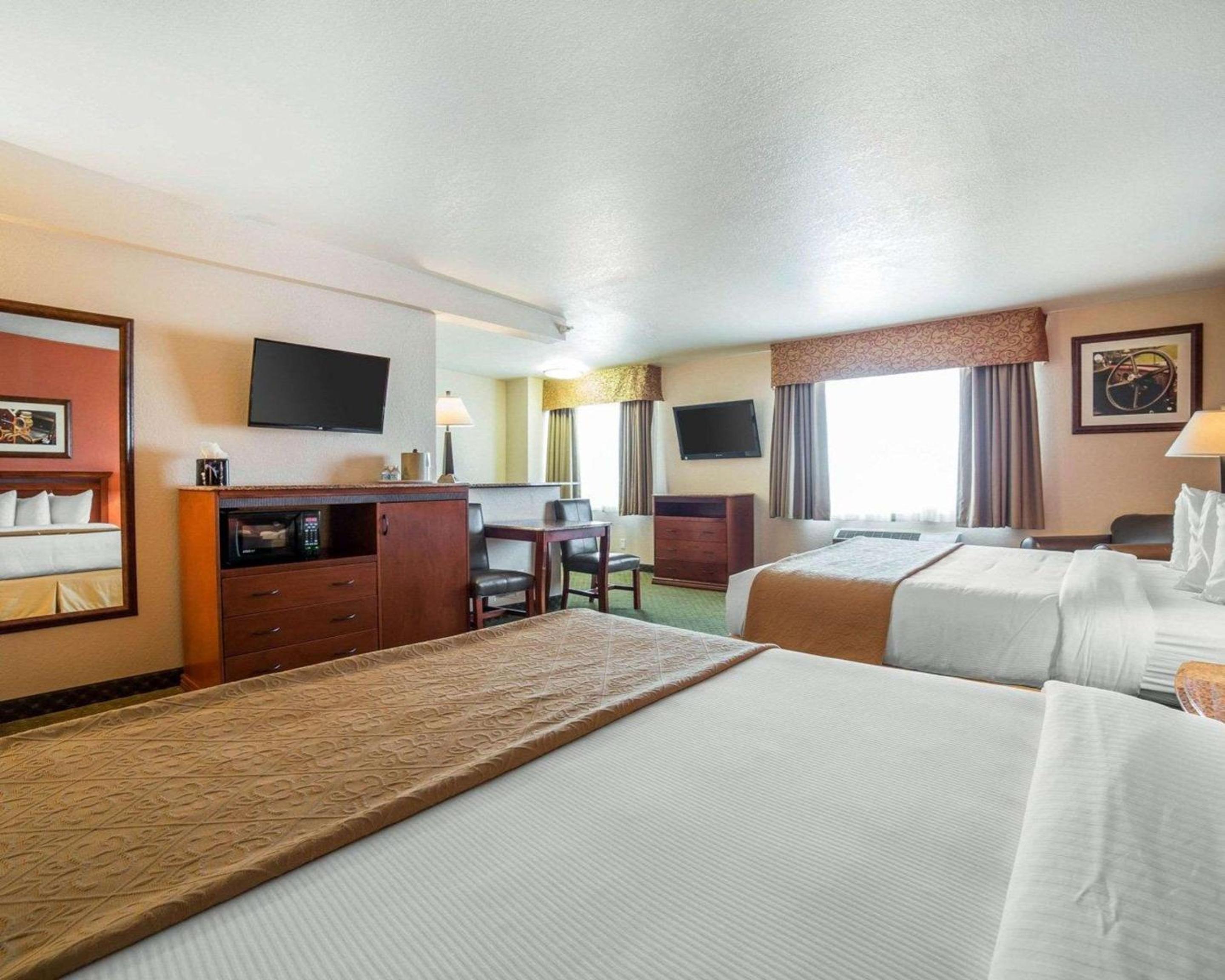 Quadruple Room With One King Room And One Queen Room - Accessible/Non-Smoking - Photo 2