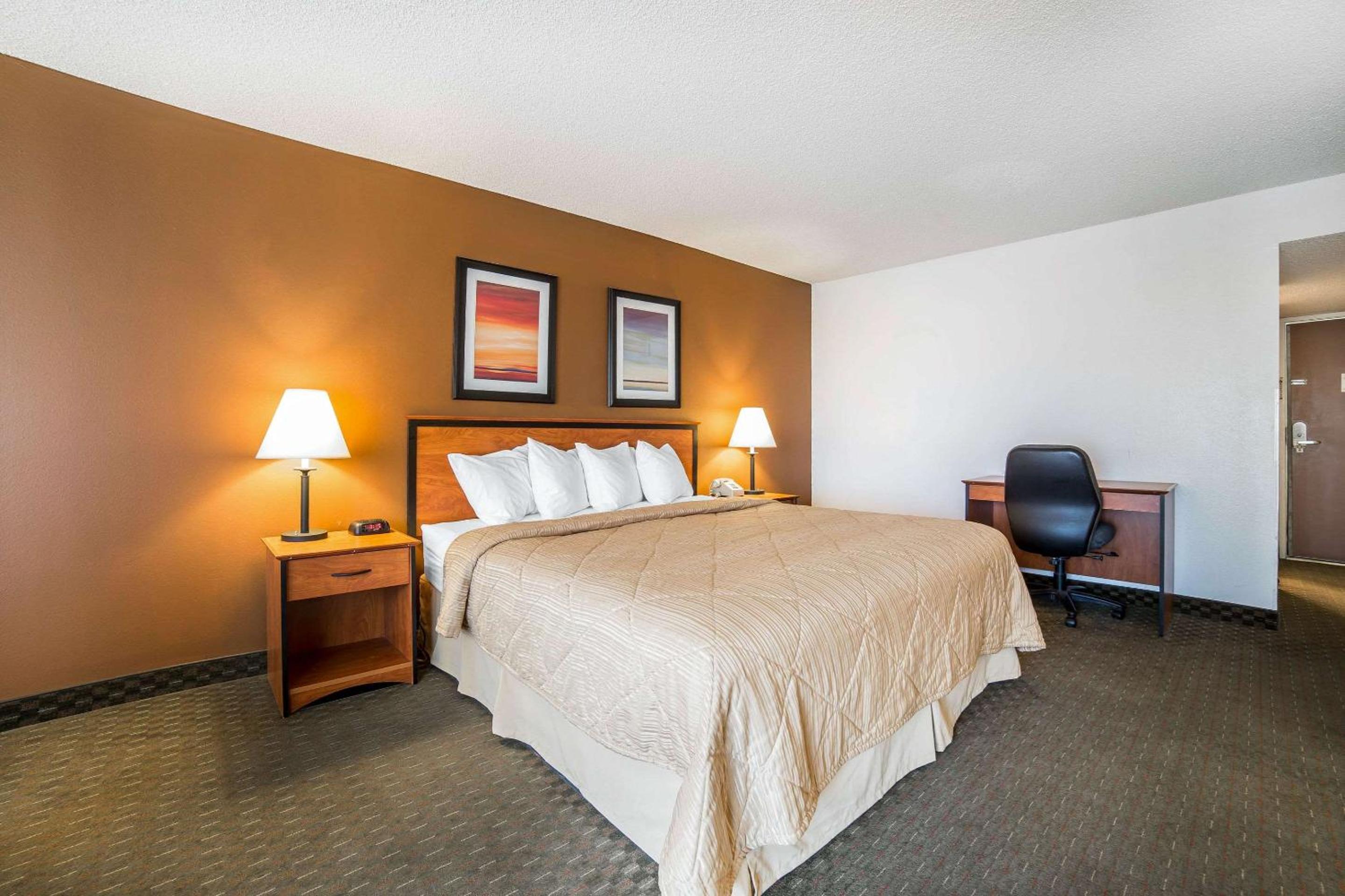 King Room with Lake View - Non-Smoking - Photo 5
