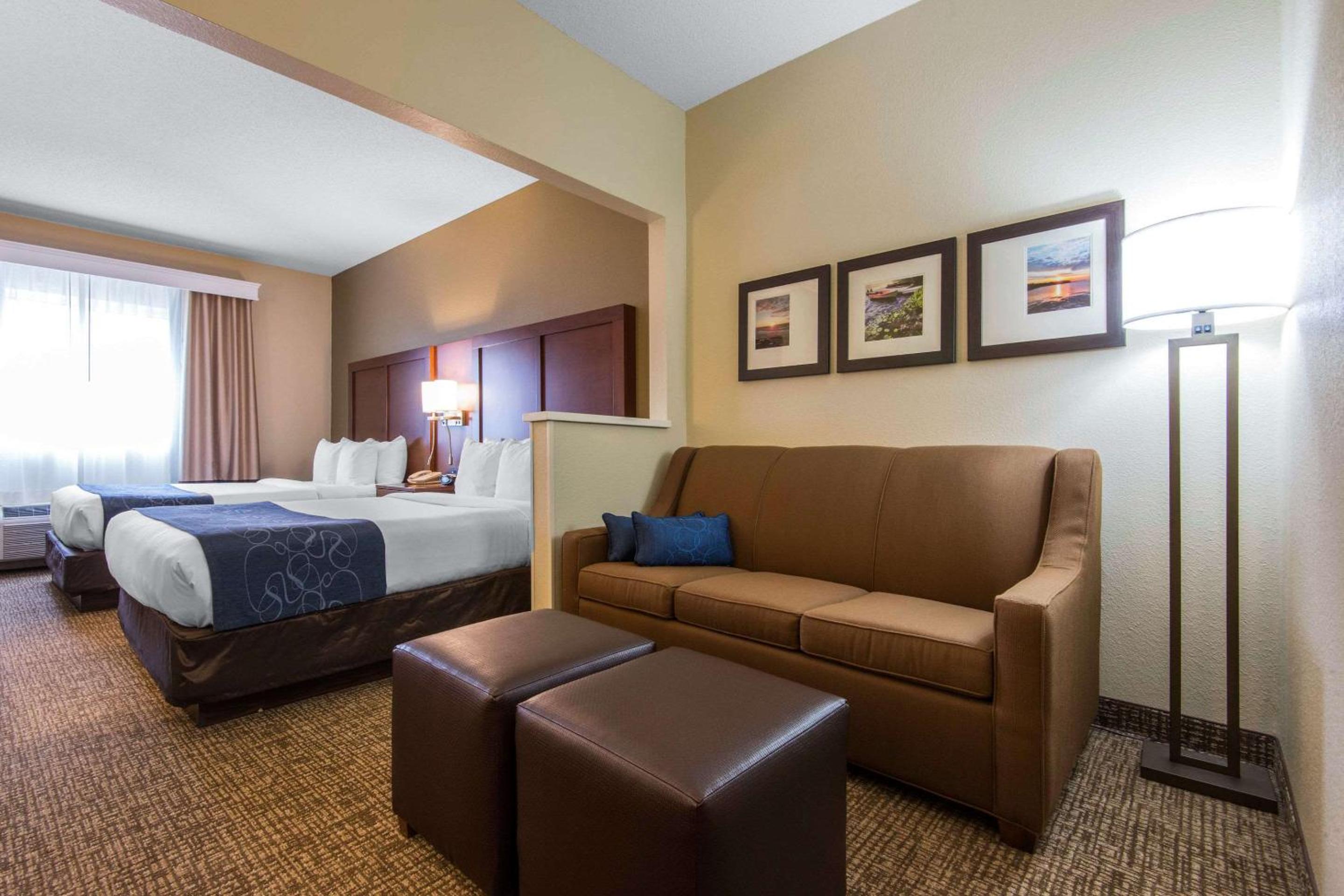 Queen Suite with Two Queen Beds - Non-Smoking - Photo 4