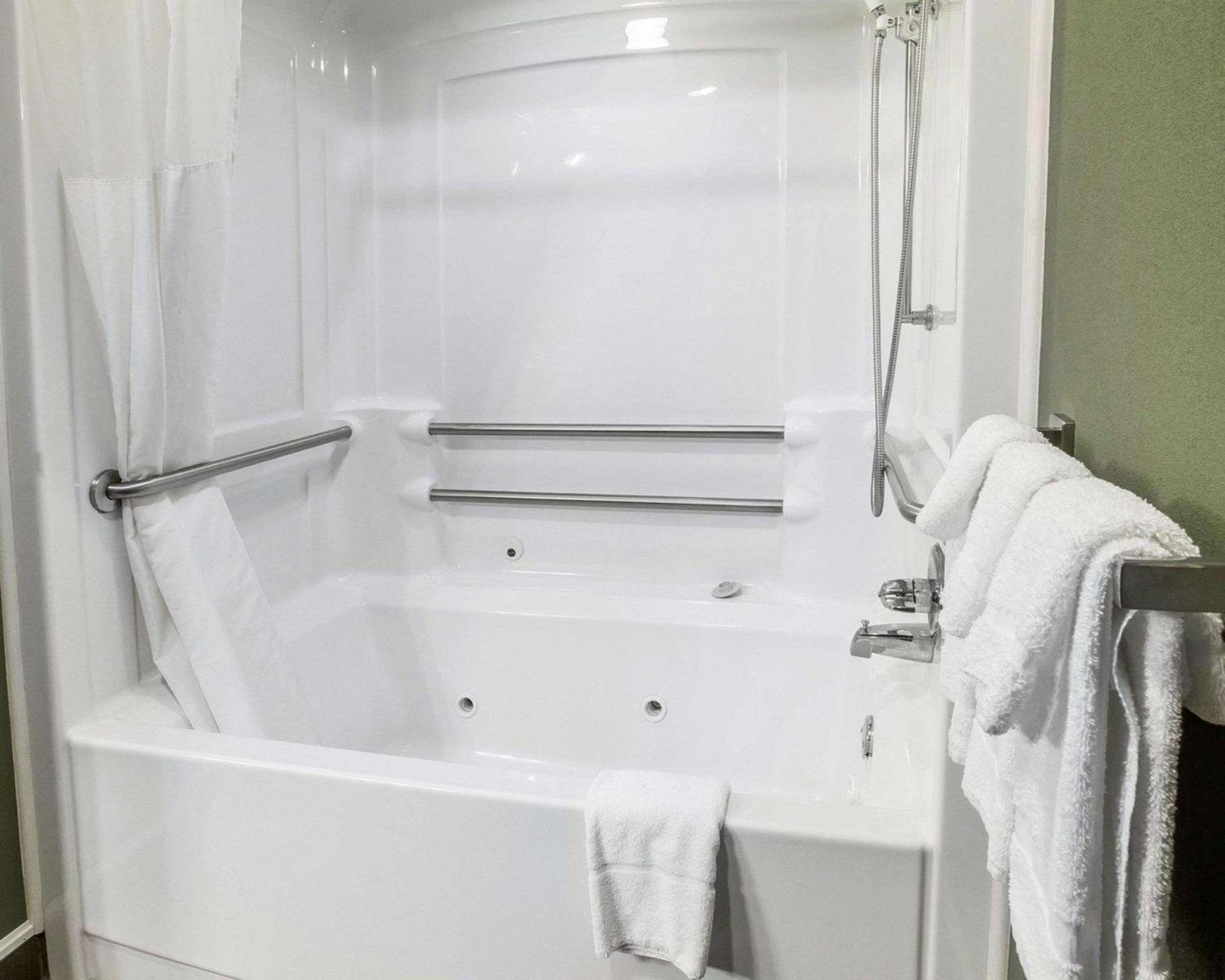 Queen Suite with Whirlpool - Non-Smoking - Photo 4