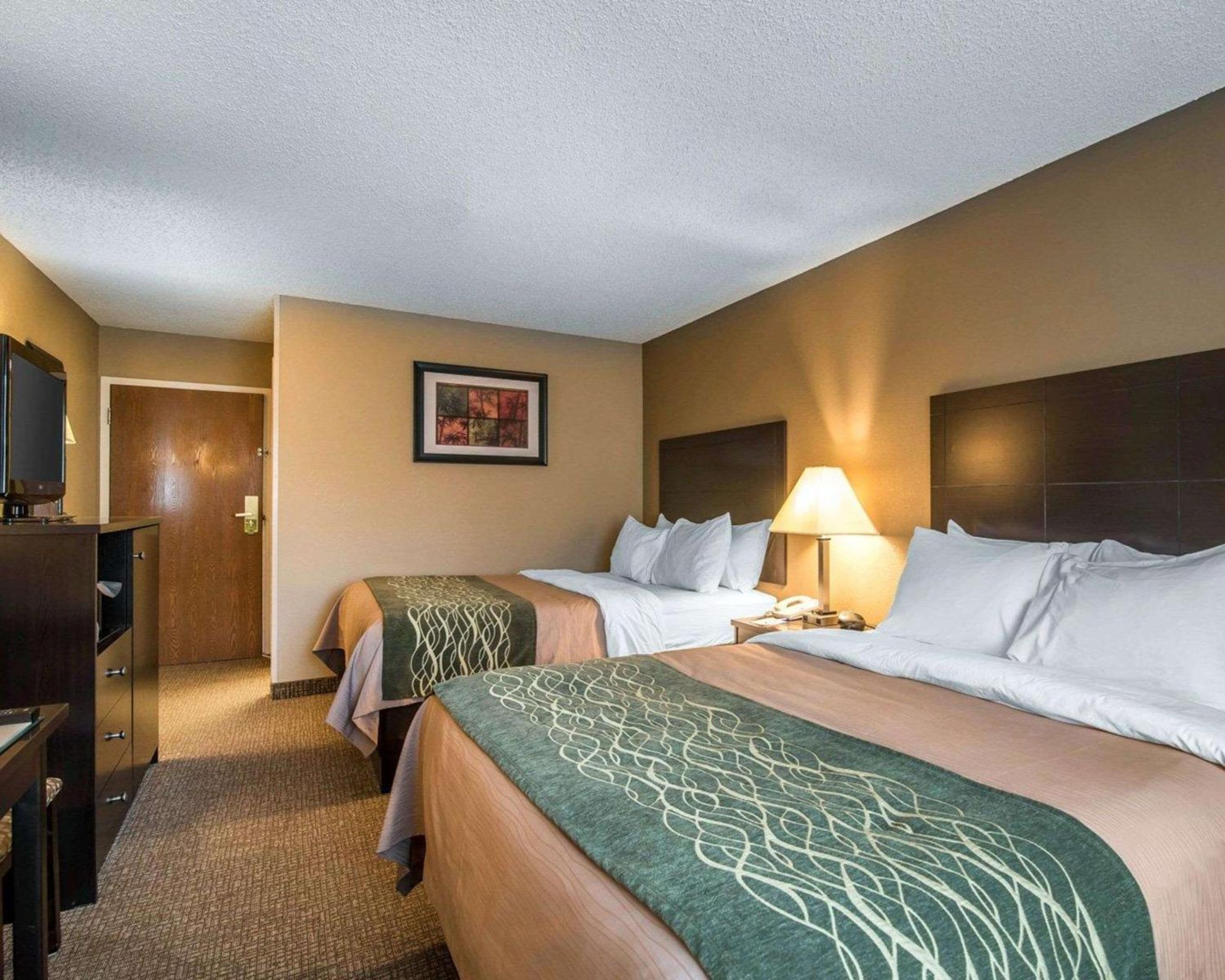 Queen Room with Two Queen Beds - Non-Smoking - Photo 3