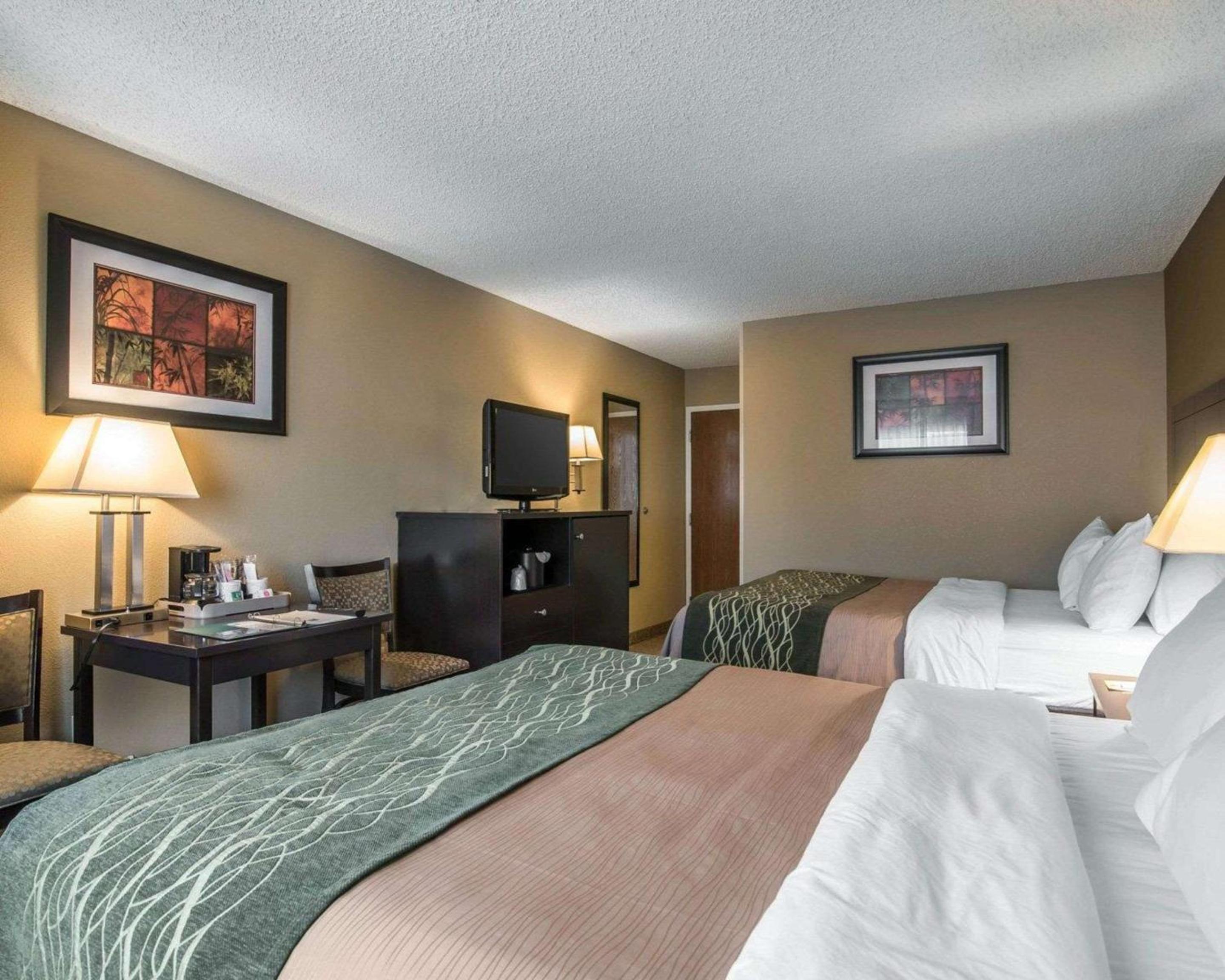 Queen Room with Two Queen Beds - Non-Smoking - Photo 4