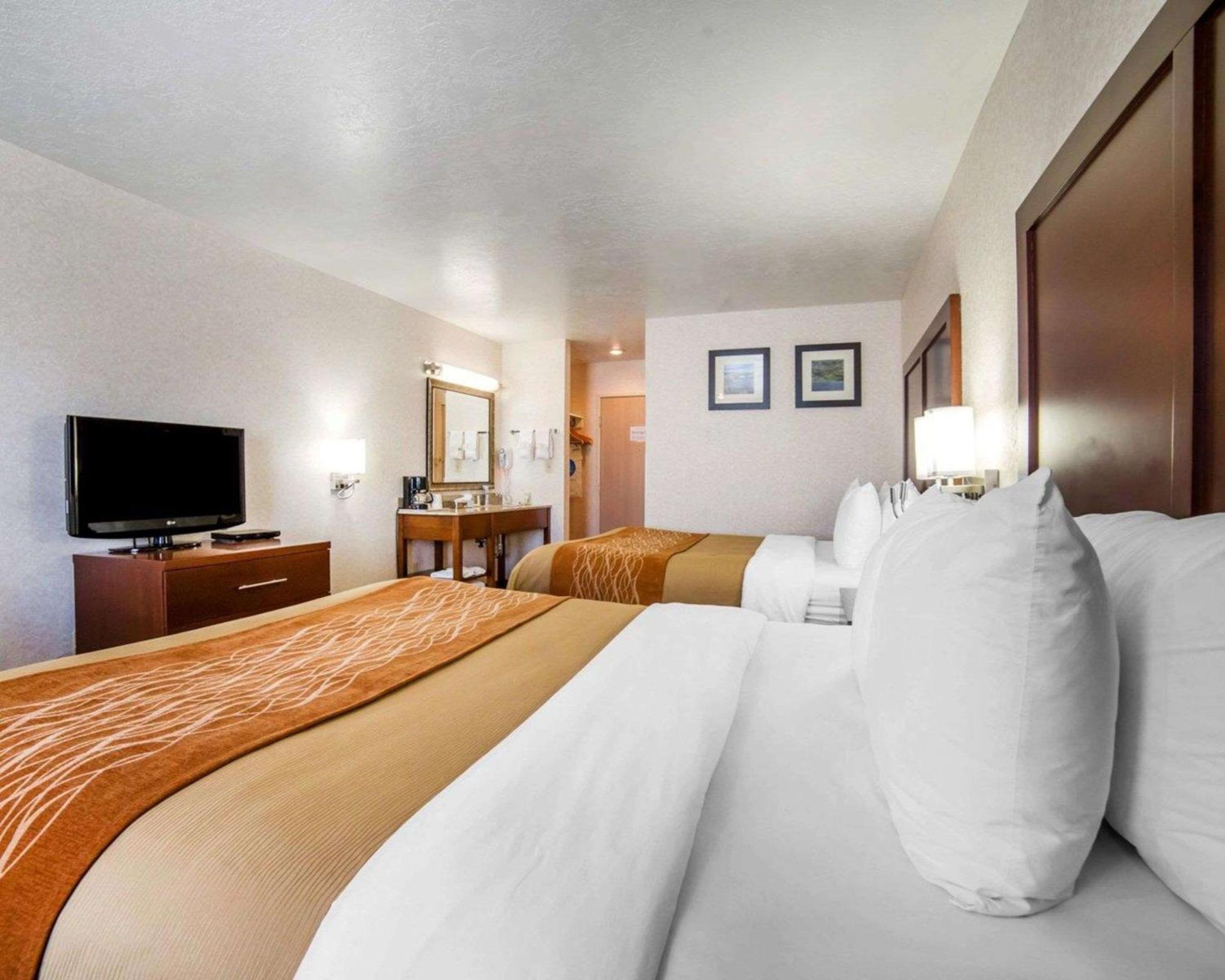 Queen Room with Two Queen Beds - Non-Smoking - Photo 1
