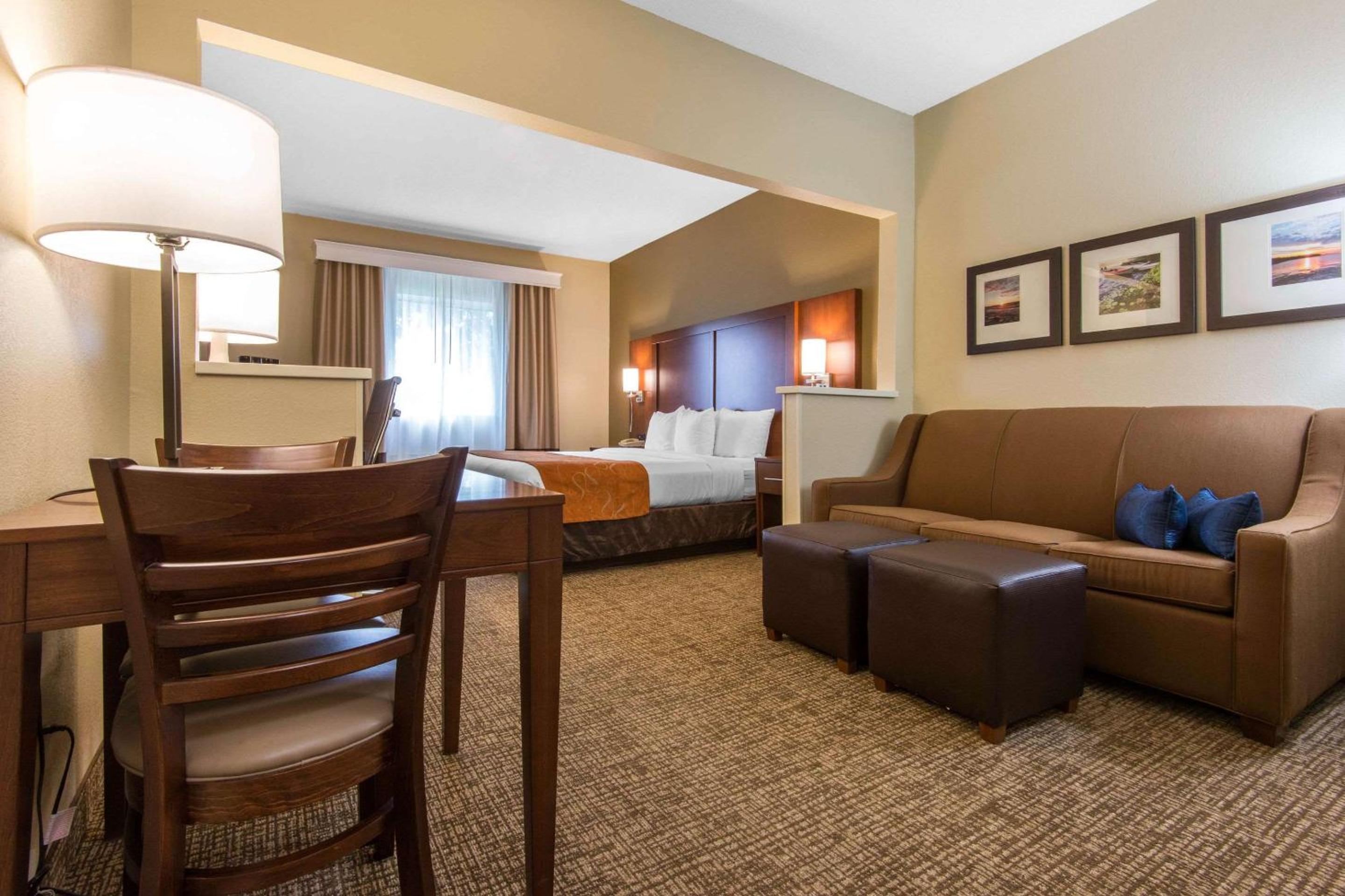 King Suite - Non-Smoking - Photo 5