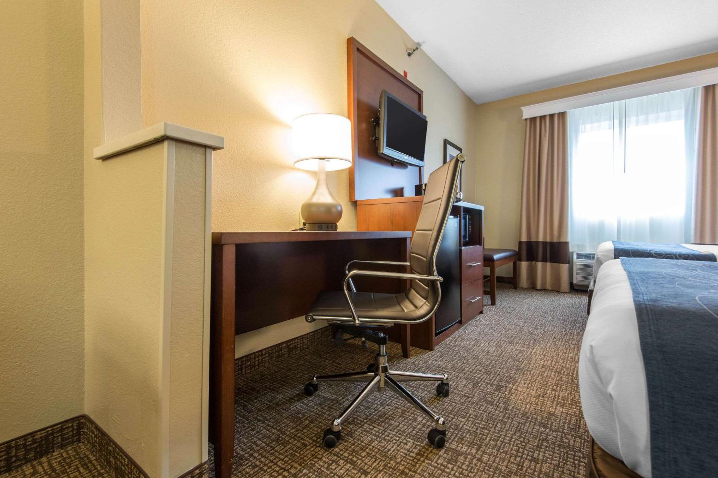Queen Suite with Two Queen Beds - Non-Smoking - Photo 1