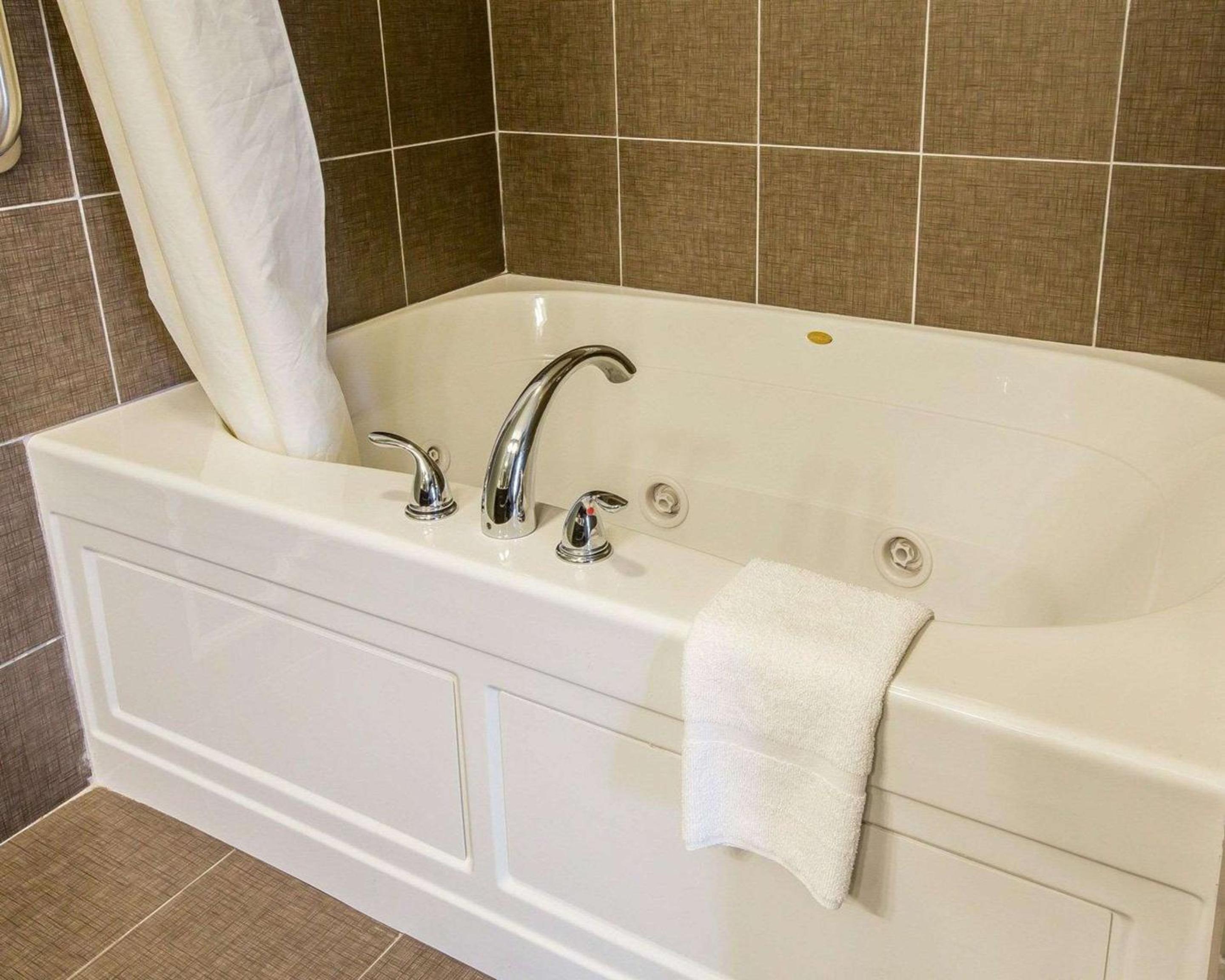 King Suite with Whirlpool and Sofa Bed - Non-Smoking - Photo 6