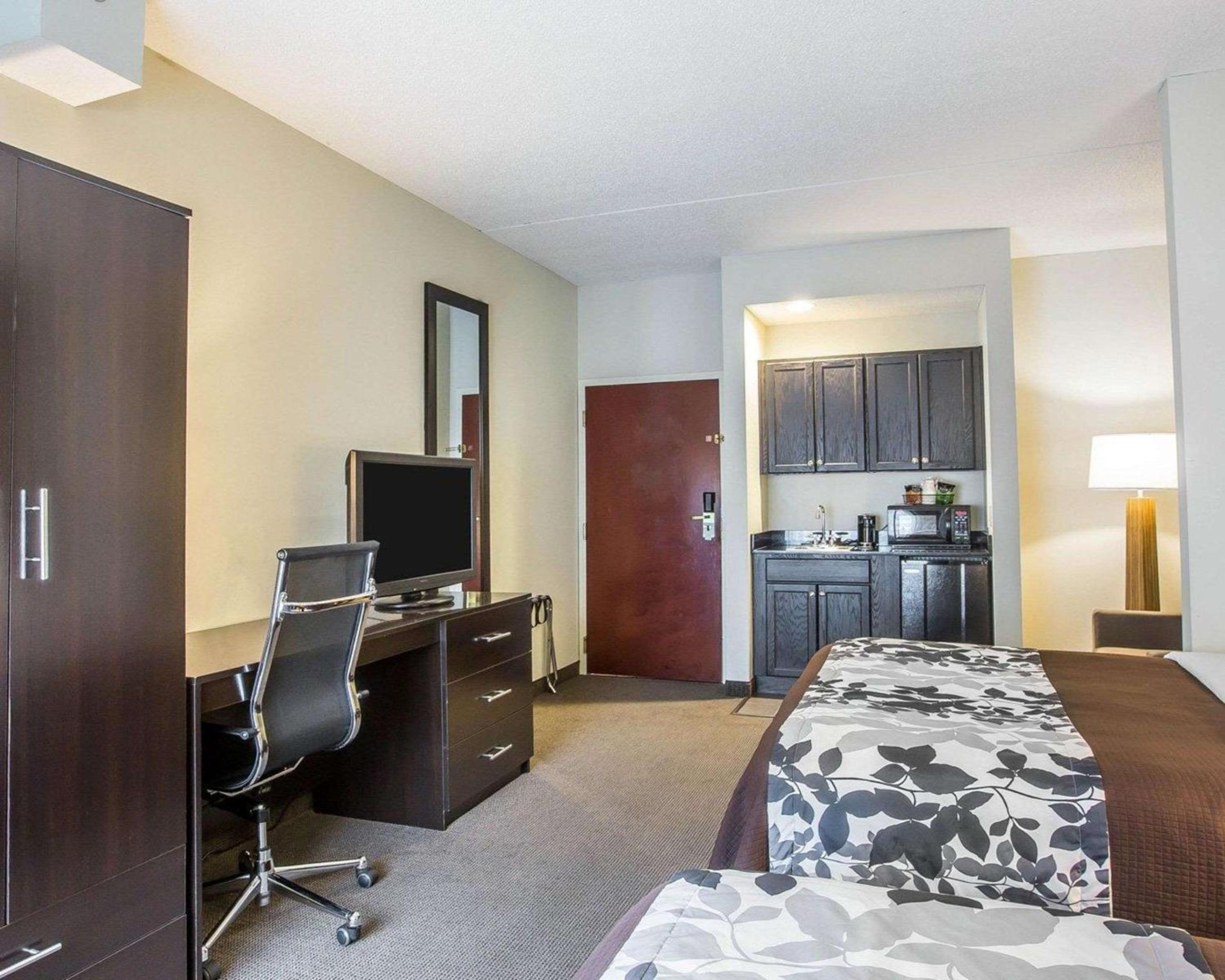 Queen Suite with Whirlpool - Non-Smoking - Photo 3