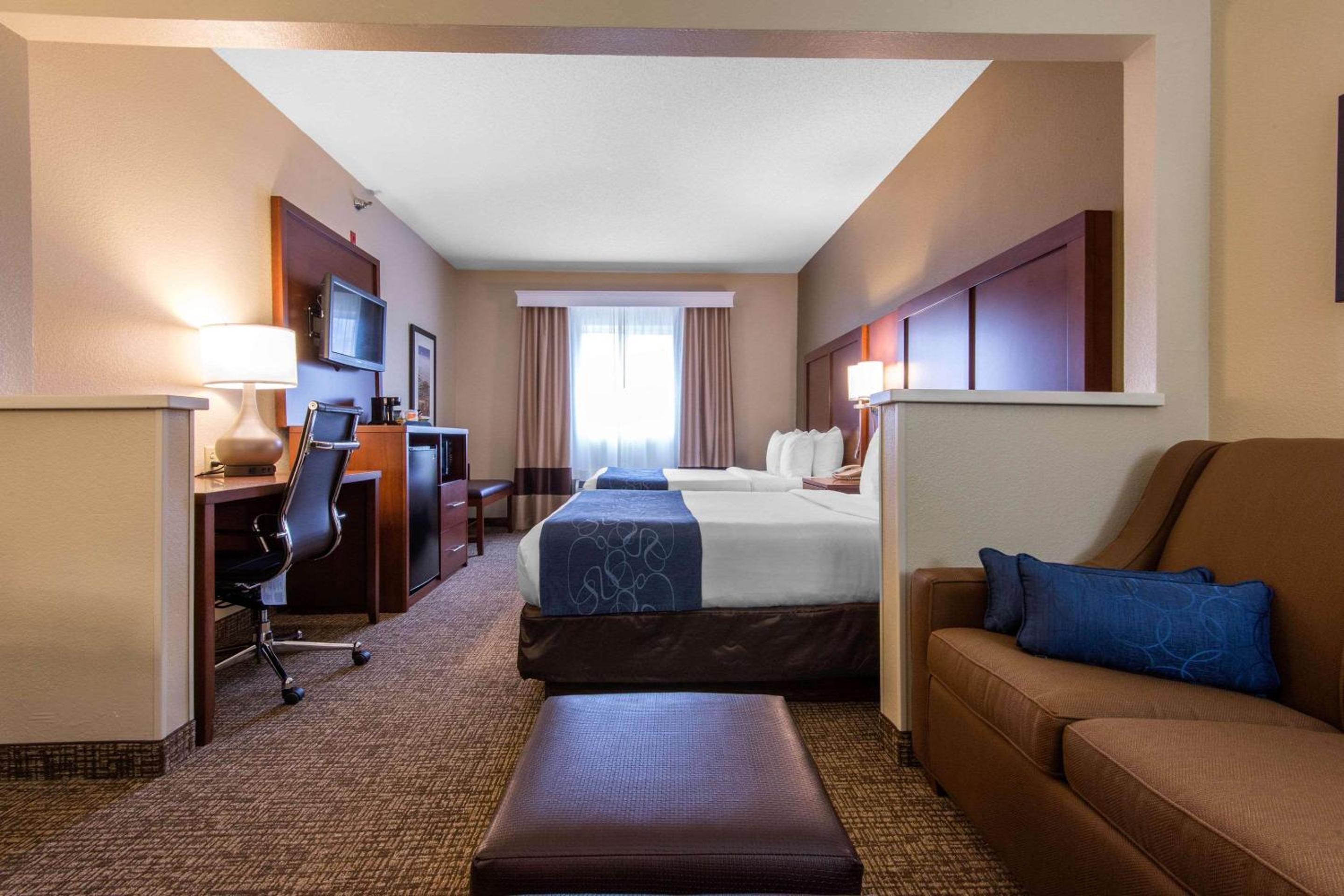 Queen Suite with Two Queen Beds - Non-Smoking - Photo 6