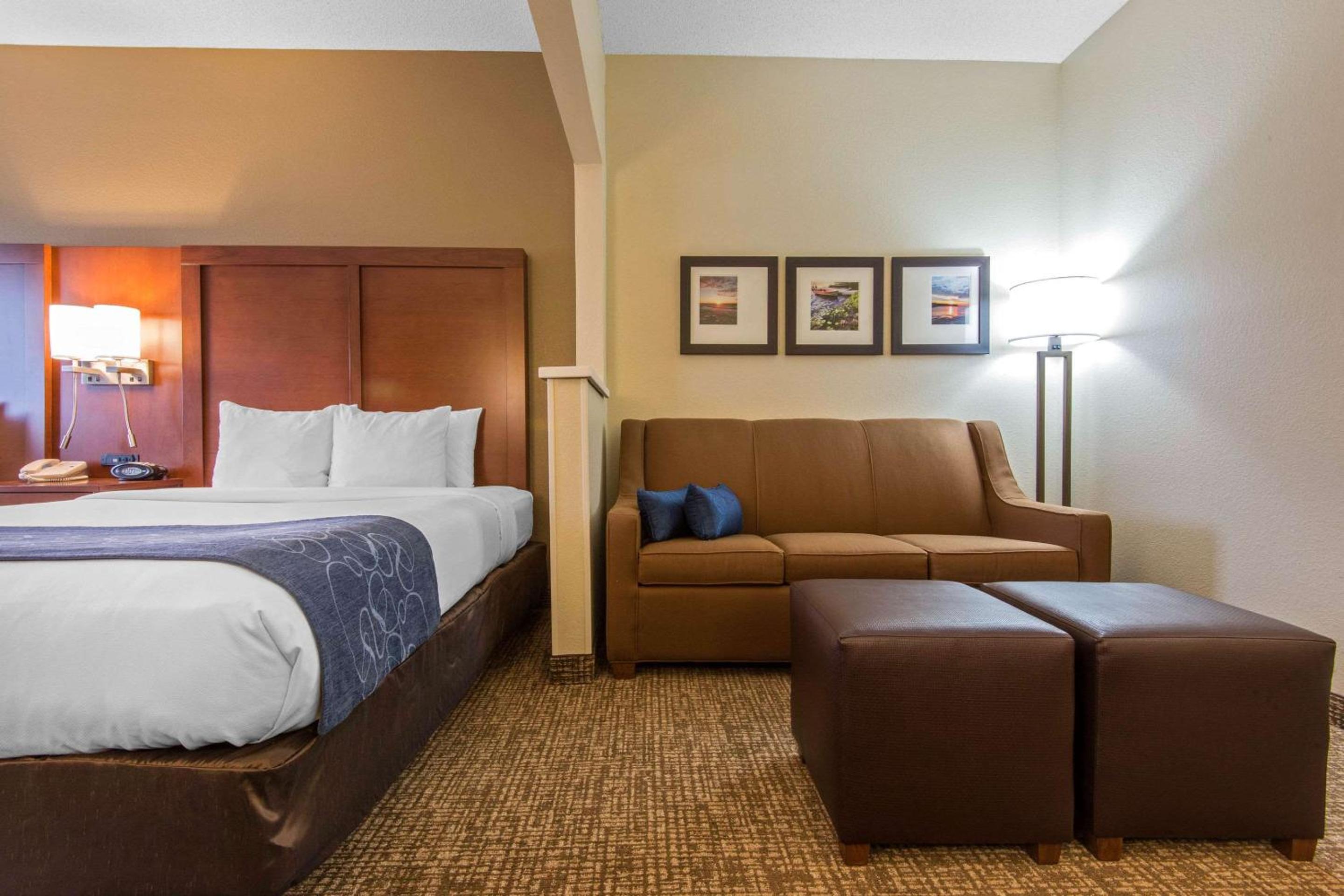 Queen Suite with Two Queen Beds - Non-Smoking - Photo 3