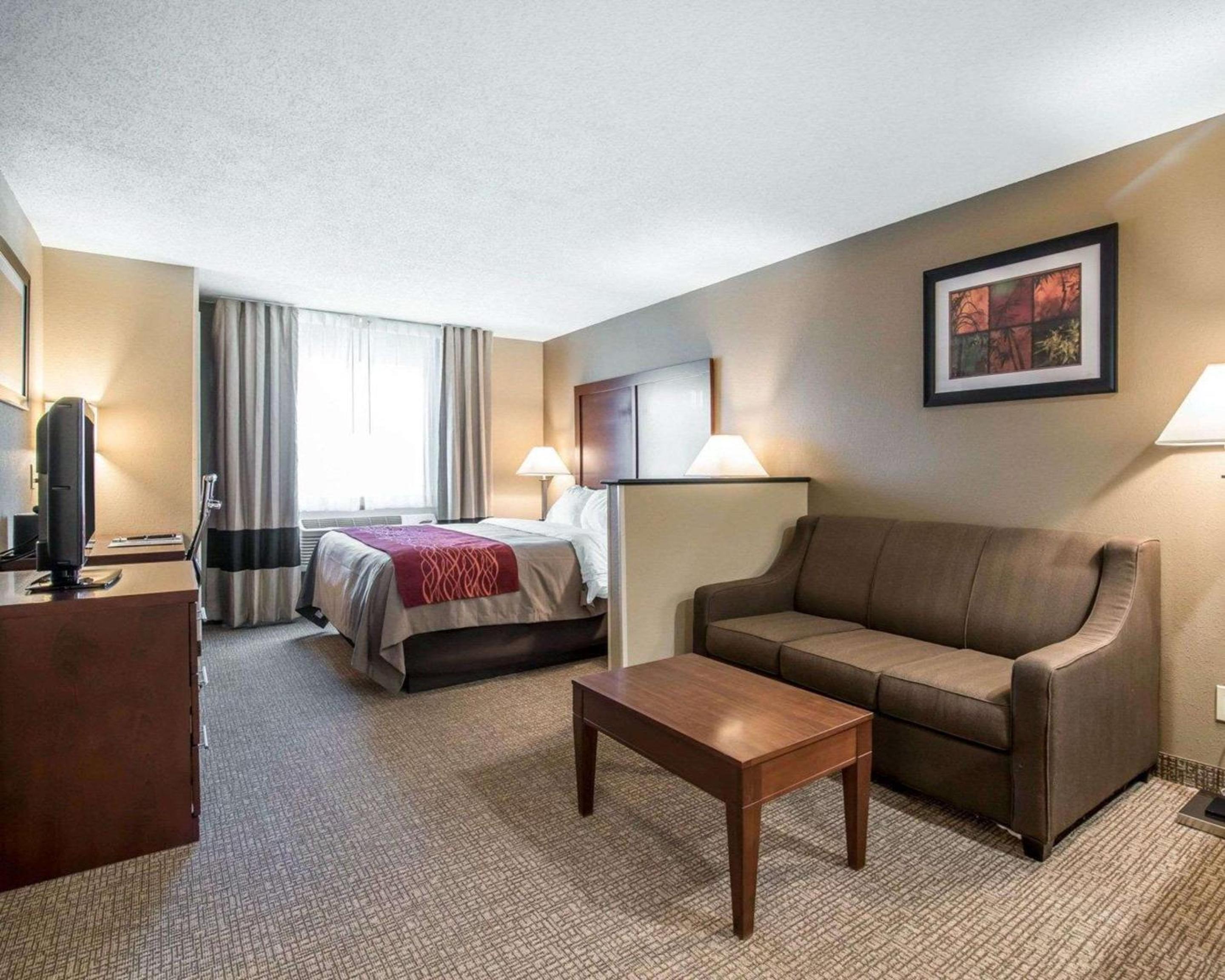 King Room with Sofa Bed - Photo 2
