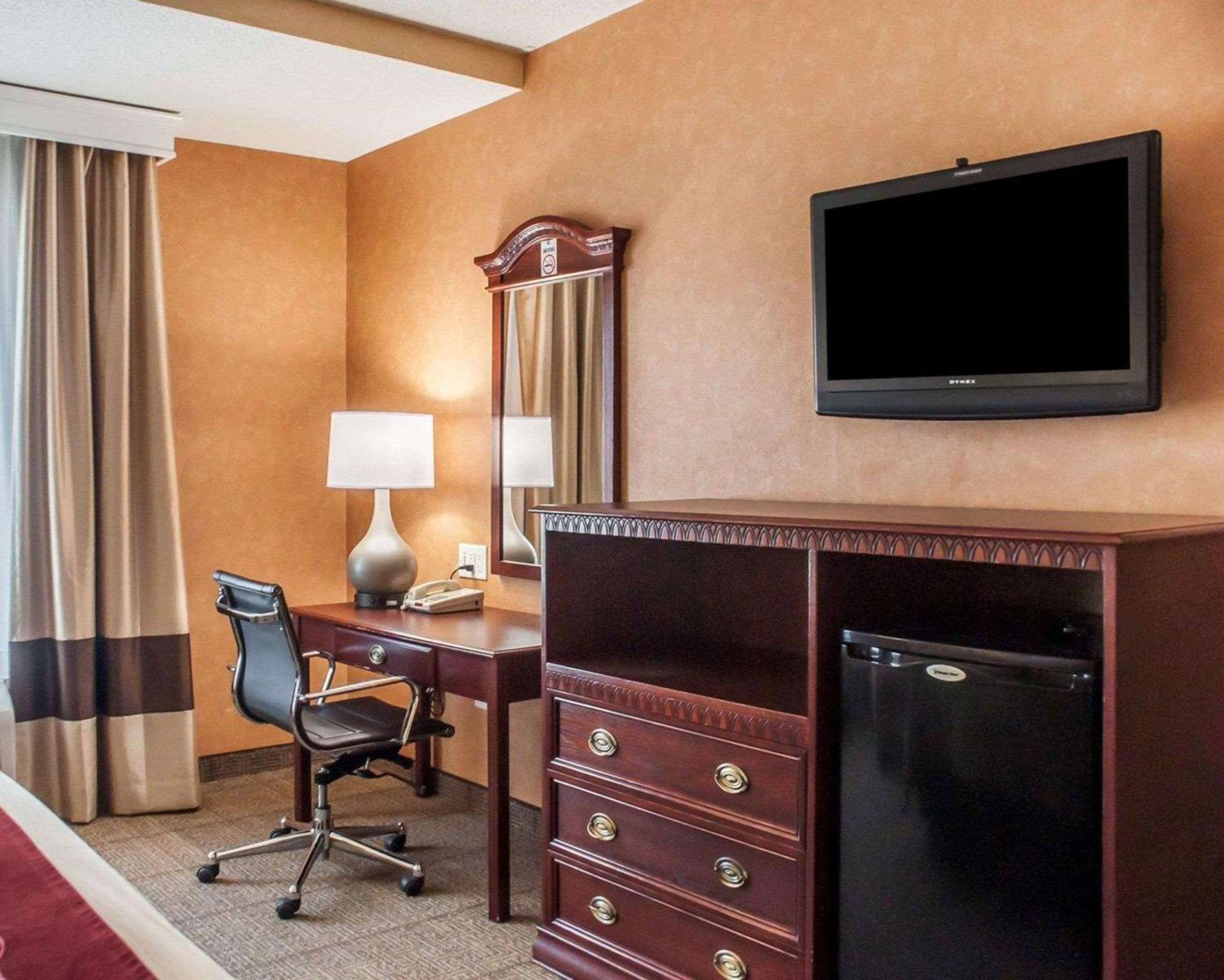 King Room - Non-Smoking - Photo 4