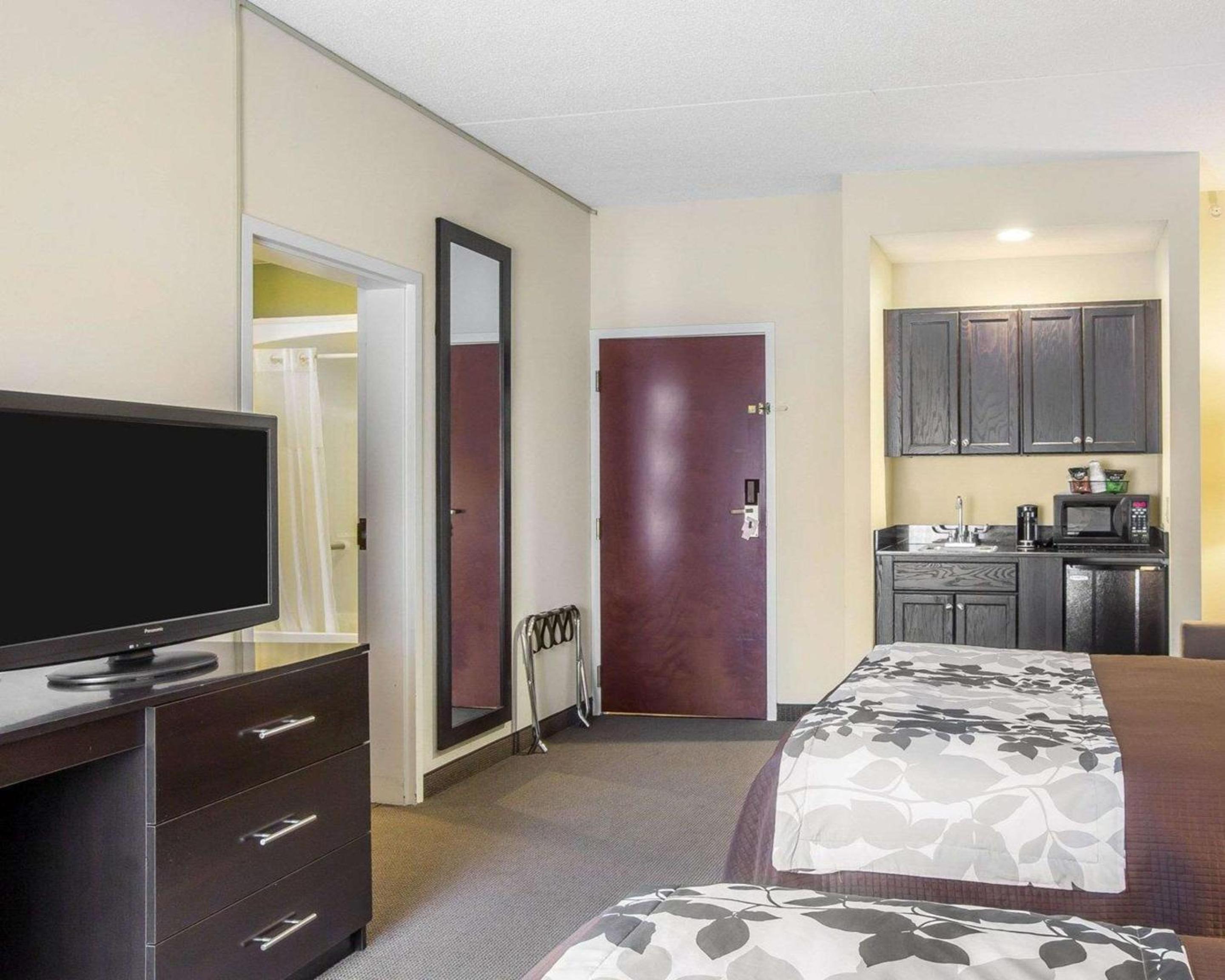 Queen Suite with Whirlpool - Non-Smoking - Photo 2