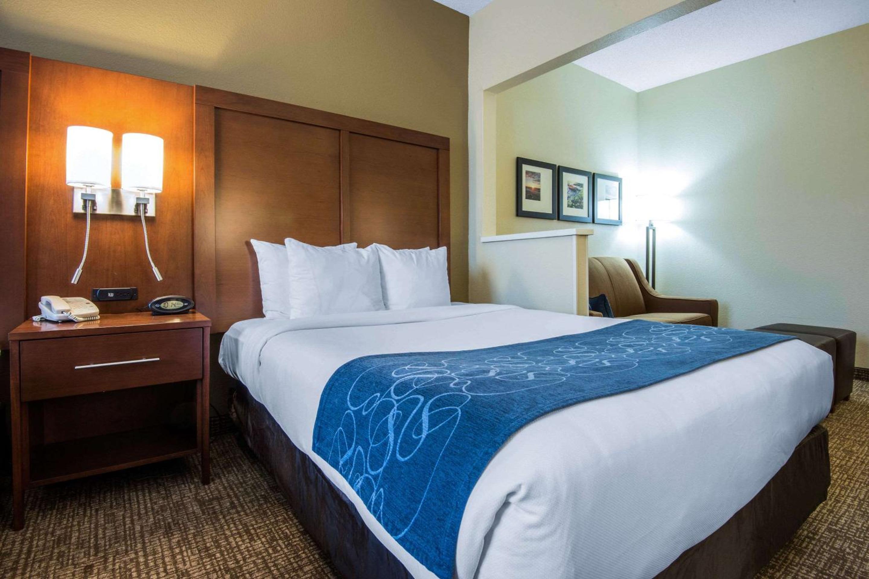 Queen Suite with Two Queen Beds - Non-Smoking - Photo 5