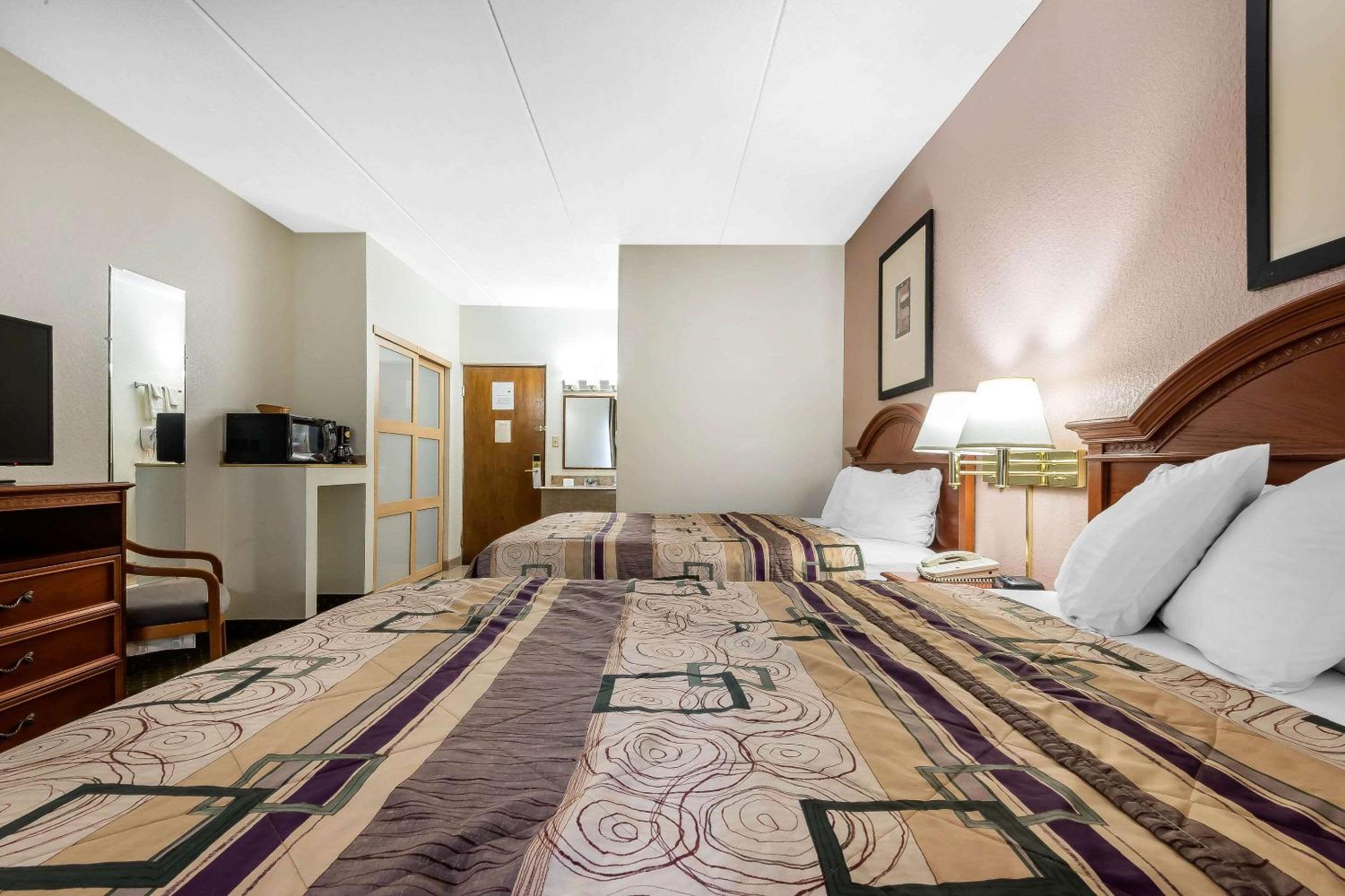 Queen Room with Two Queen Beds - Non-Smoking photo 1