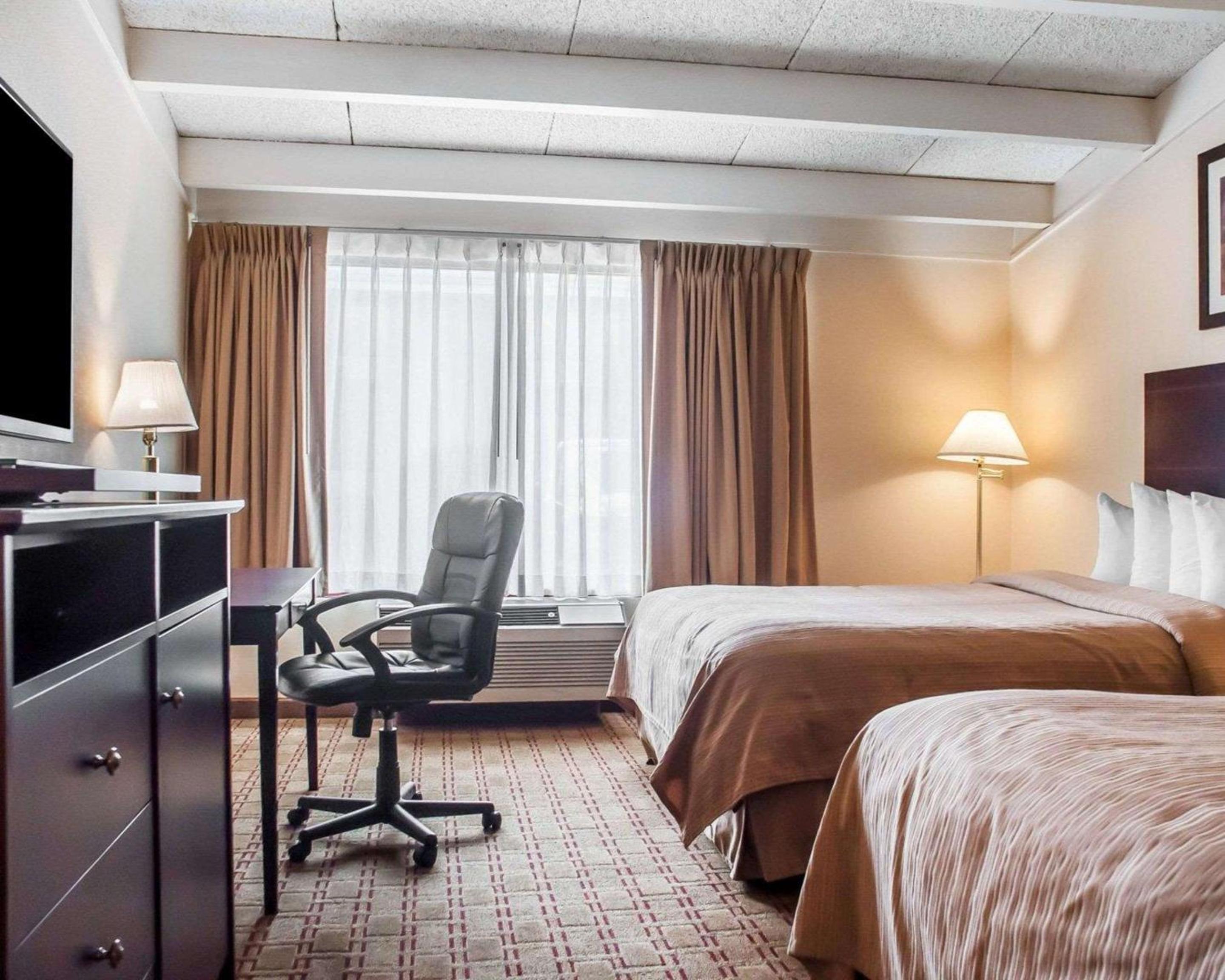 Queen Room with Two Queen Beds - Ground Floor - Non-Smoking - Photo 3