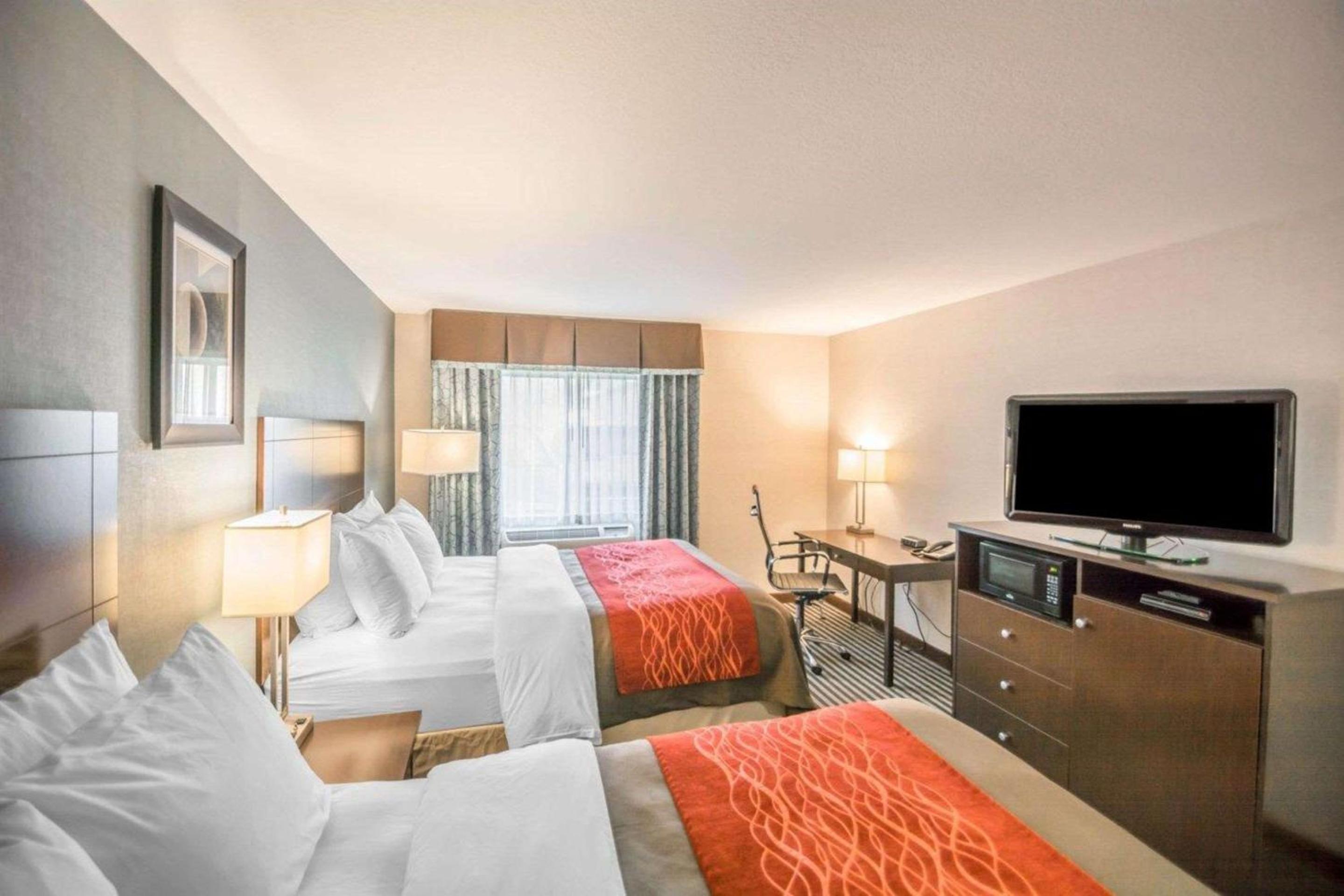 Queen Room with Two Queen Beds - Non-Smoking - Photo 1