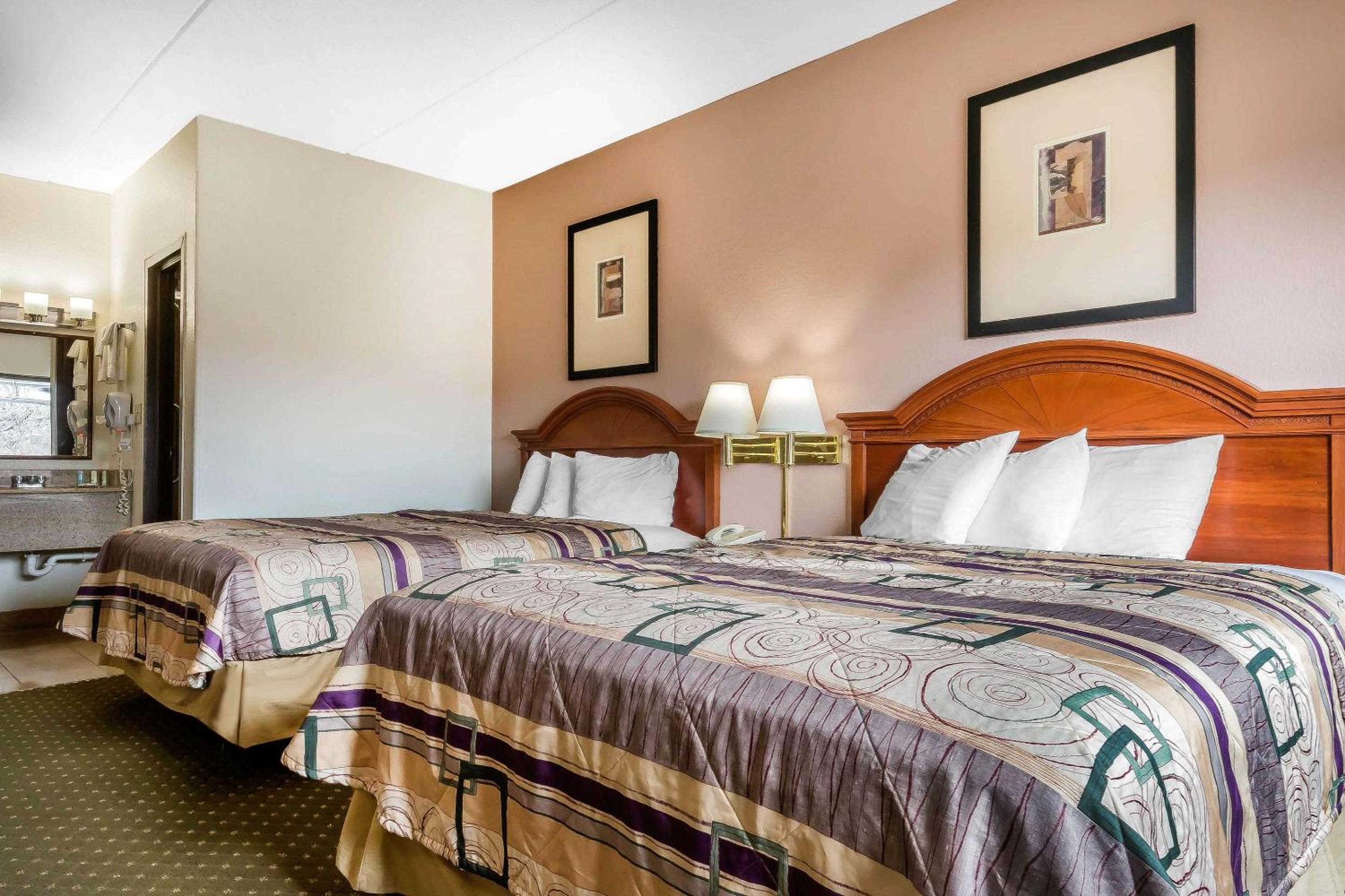 Queen Room with Two Queen Beds - Smoking photo 2