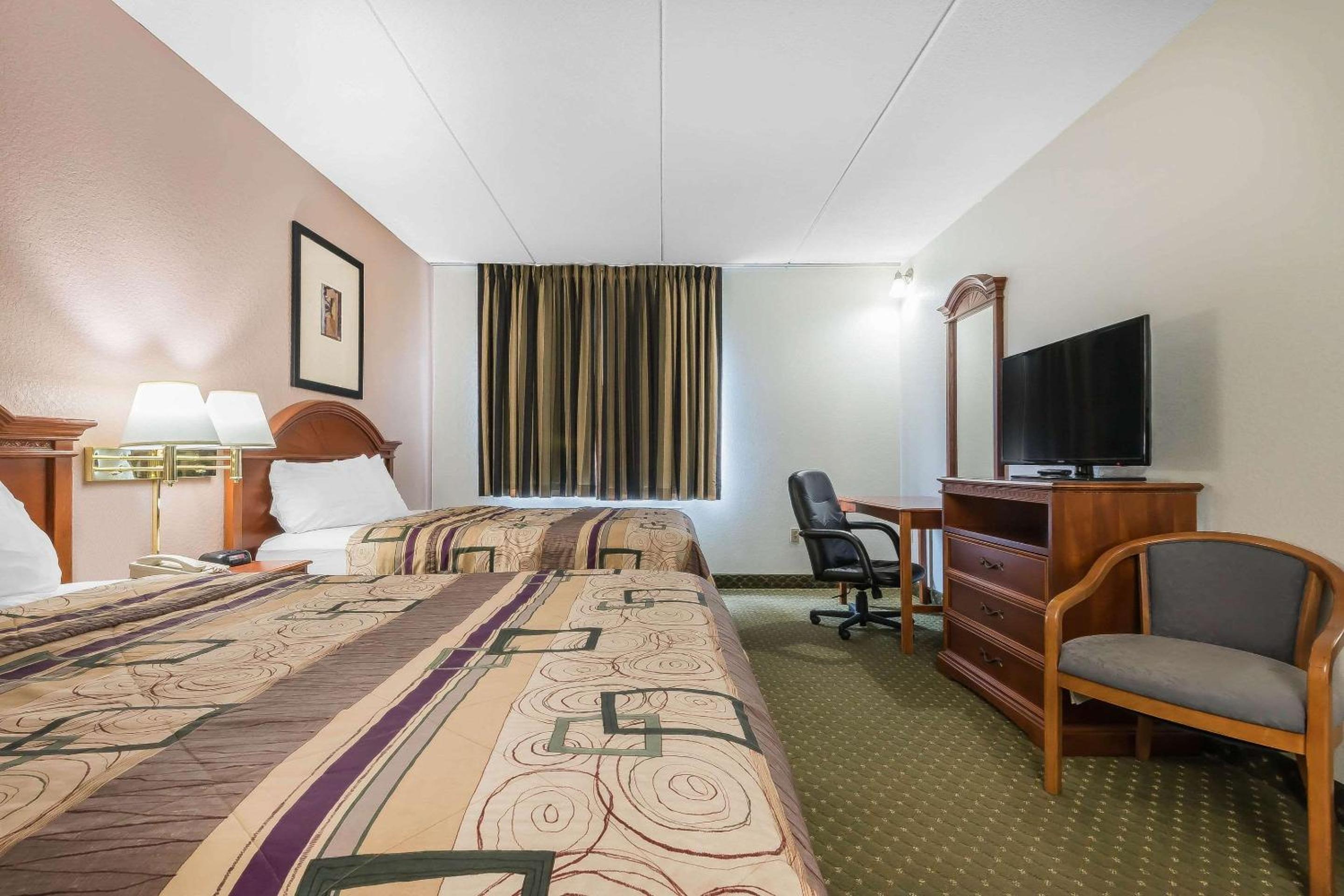 Queen Room with Two Queen Beds - Non-Smoking photo 2