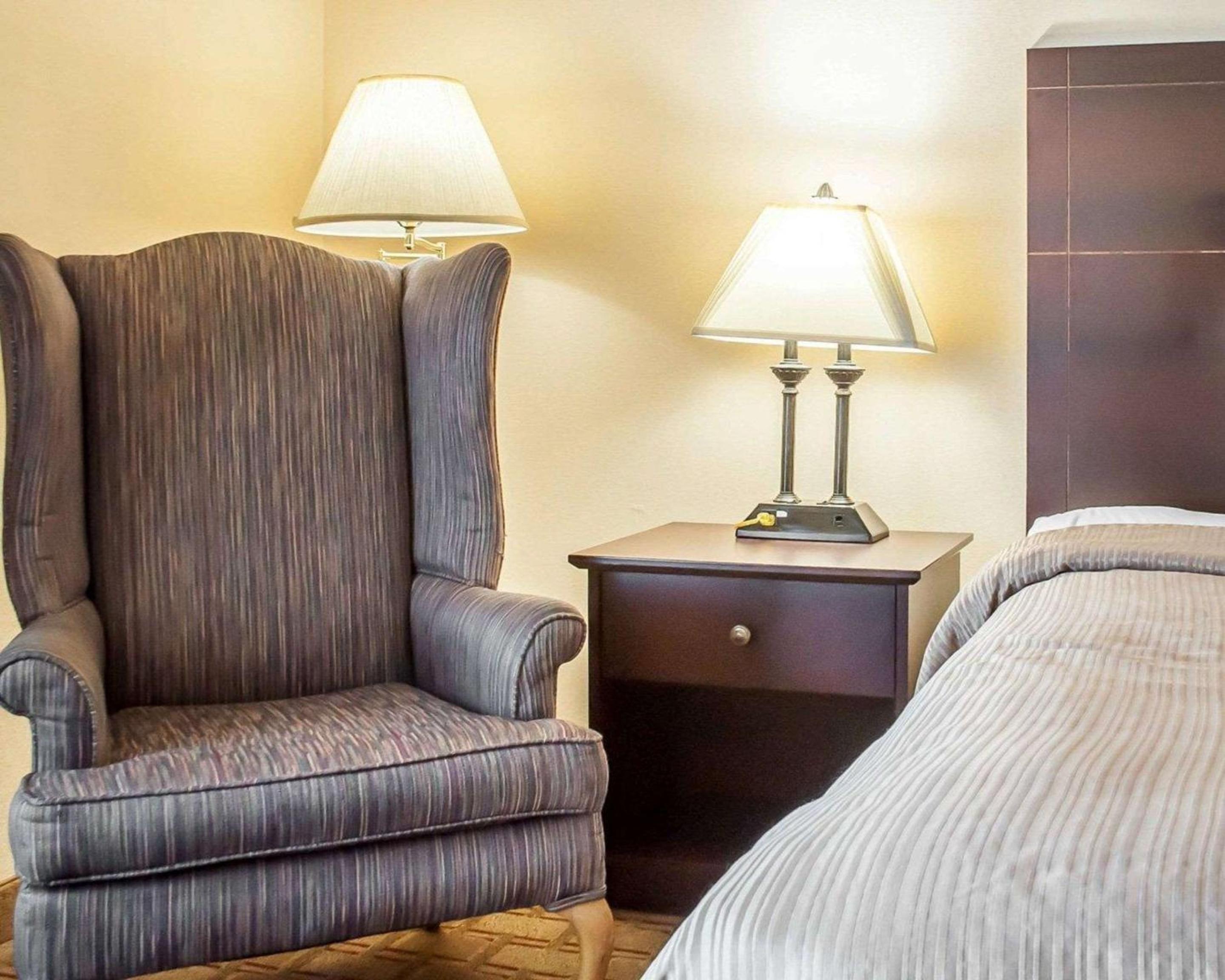 King Room - Non-Smoking - Photo 2