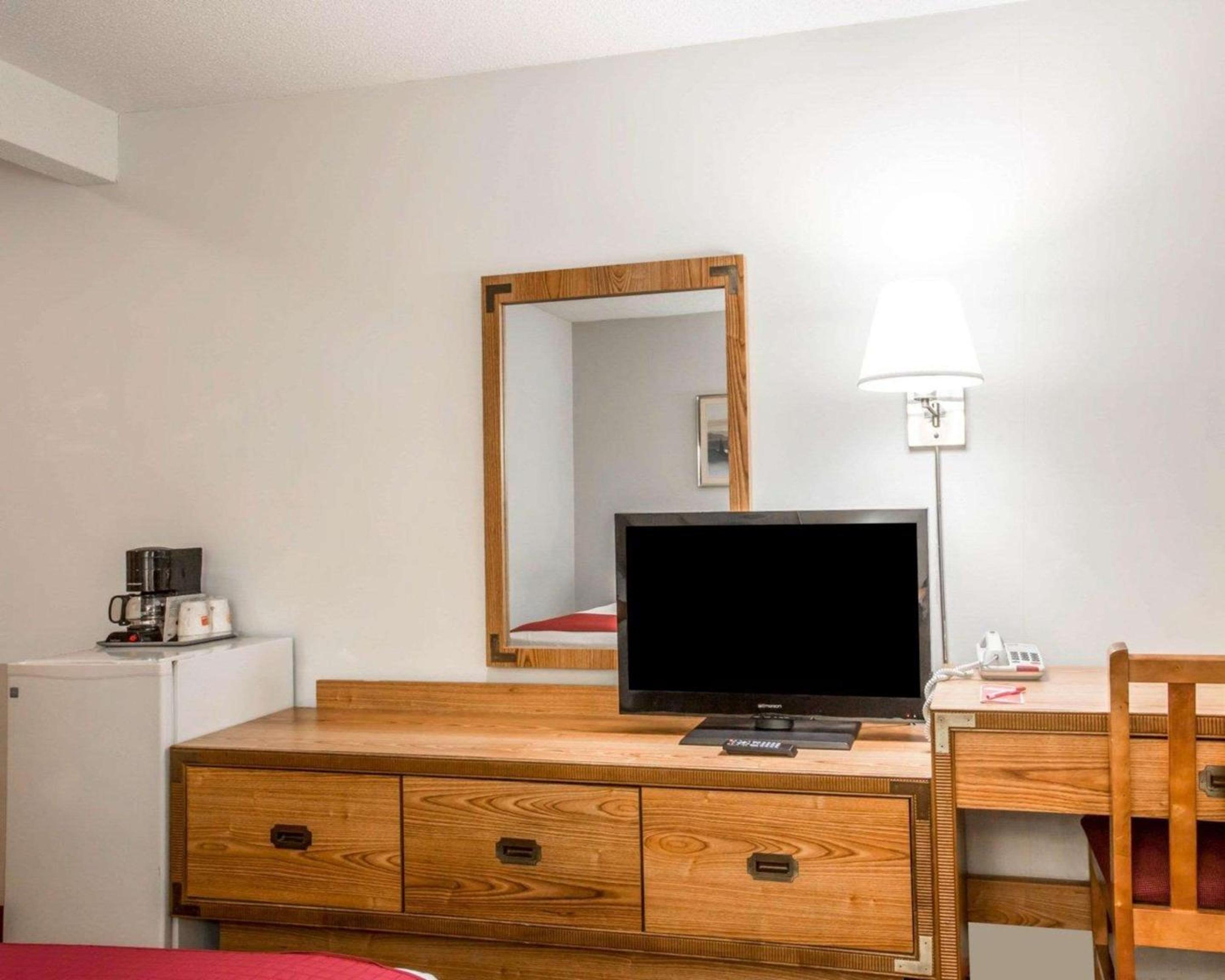 Queen Room with Two Queen Beds - Disability Access/Non-Smoking photo 2