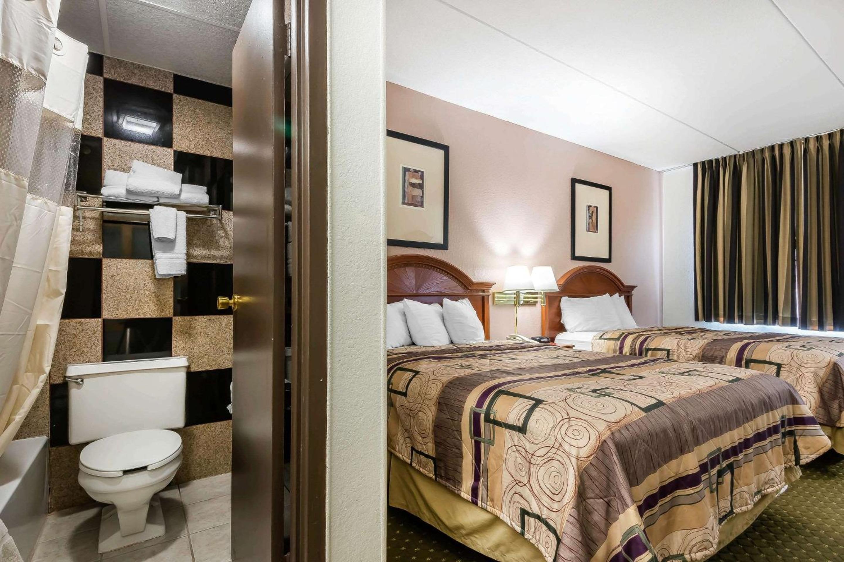 Queen Room with Two Queen Beds - Non-Smoking photo 3