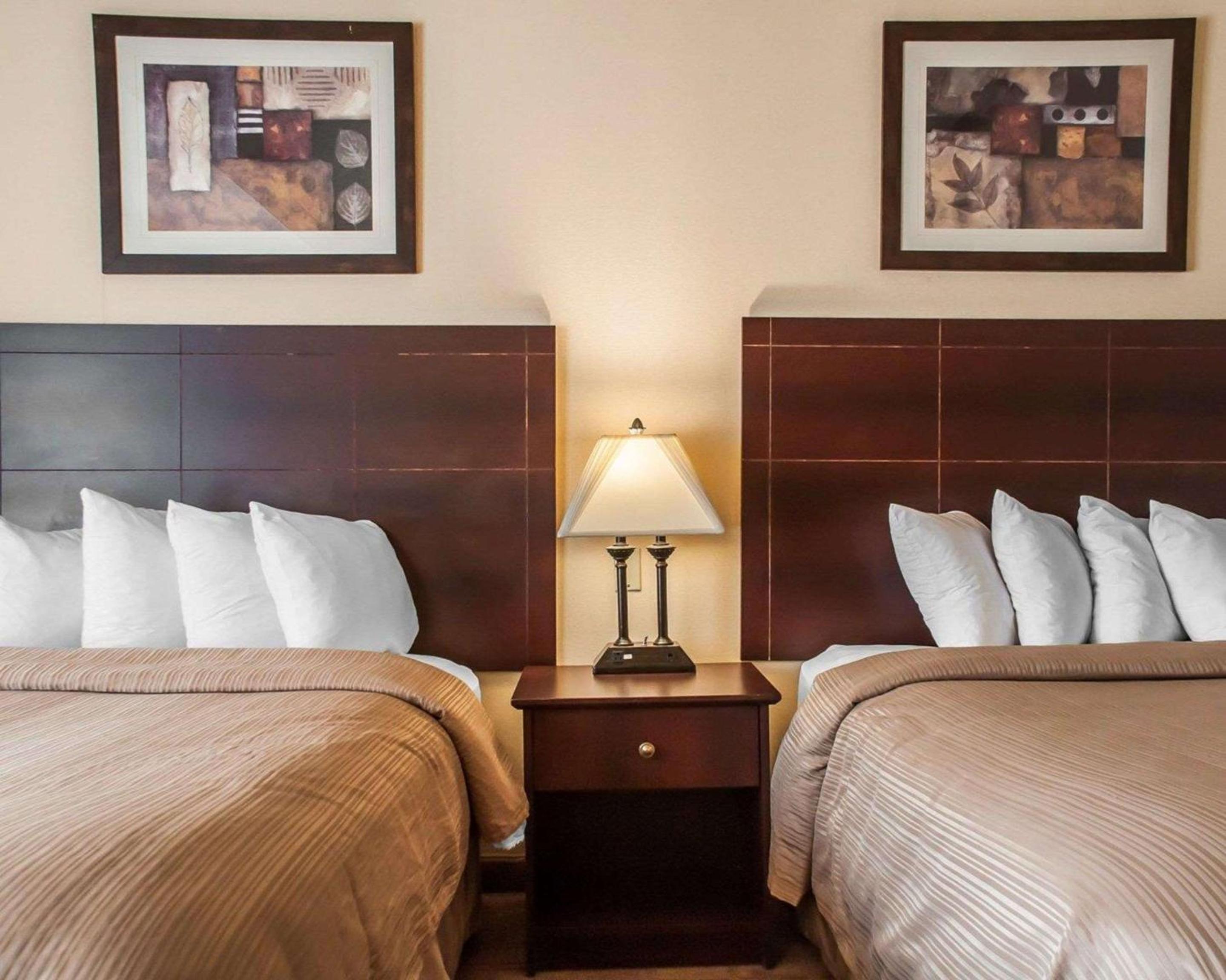 Queen Room with Two Queen Beds - Ground Floor - Non-Smoking - Photo 1