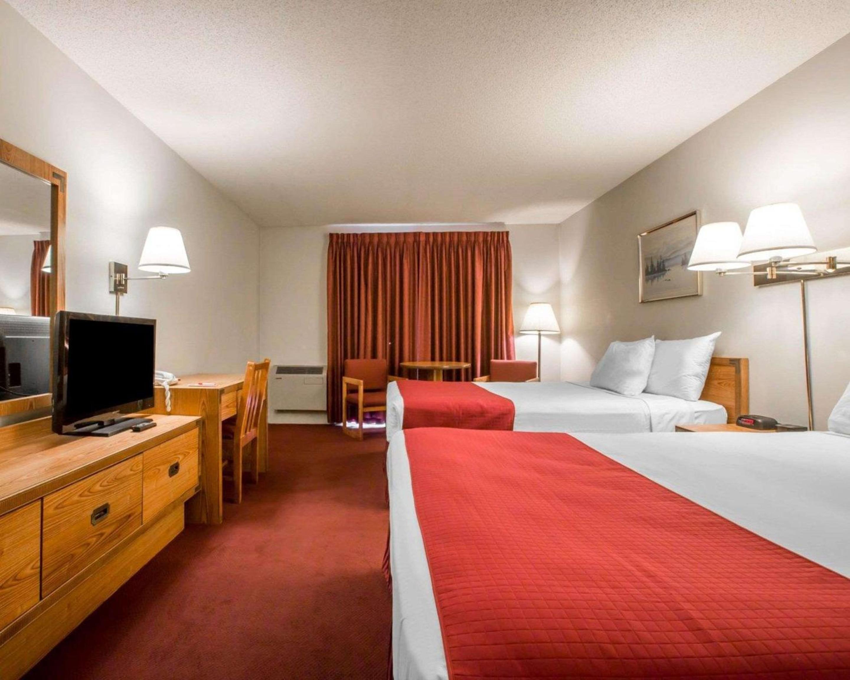 Queen Room with Two Queen Beds - Disability Access/Non-Smoking photo 3