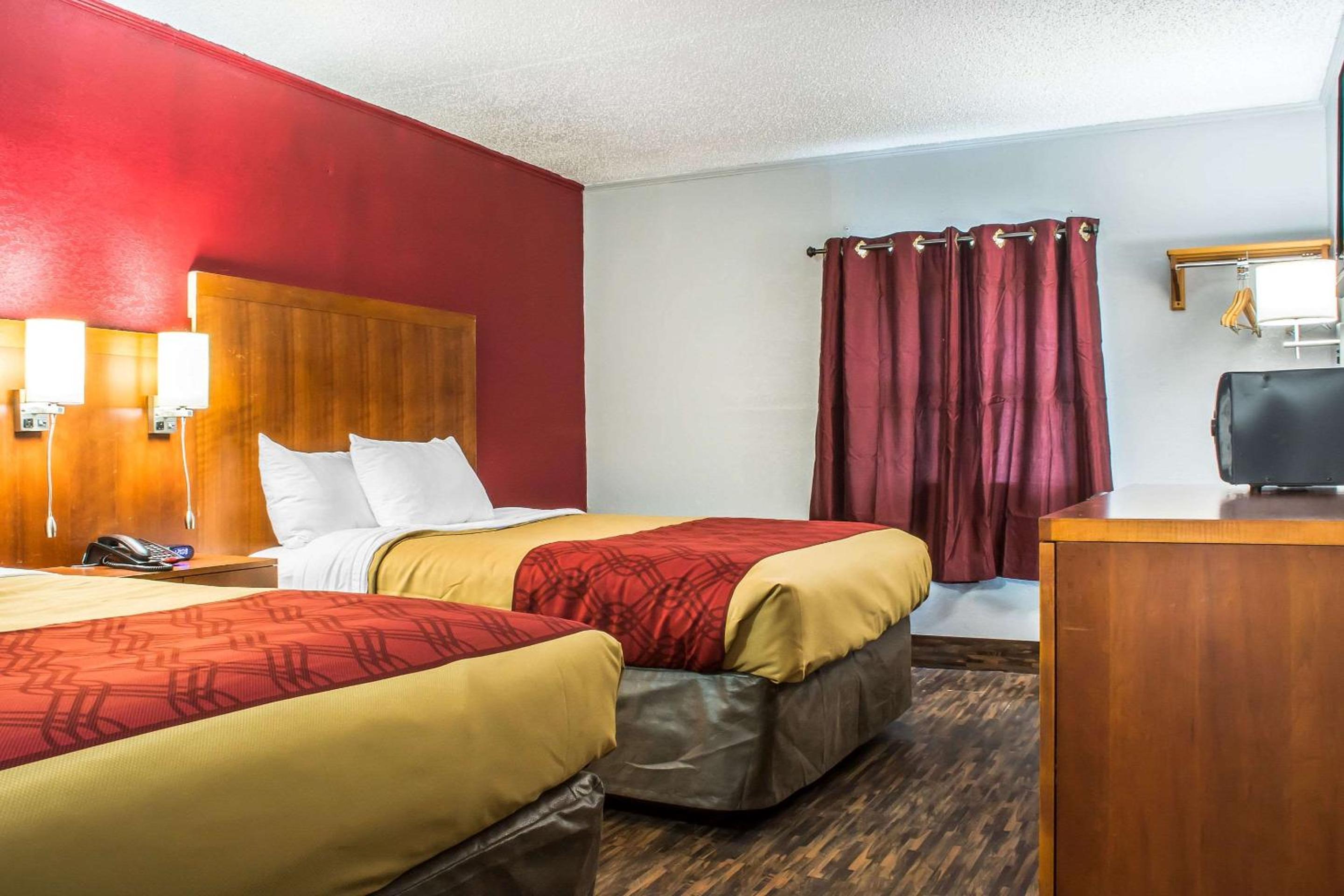Queen Room with Two Queen Beds - Smoking photo 1