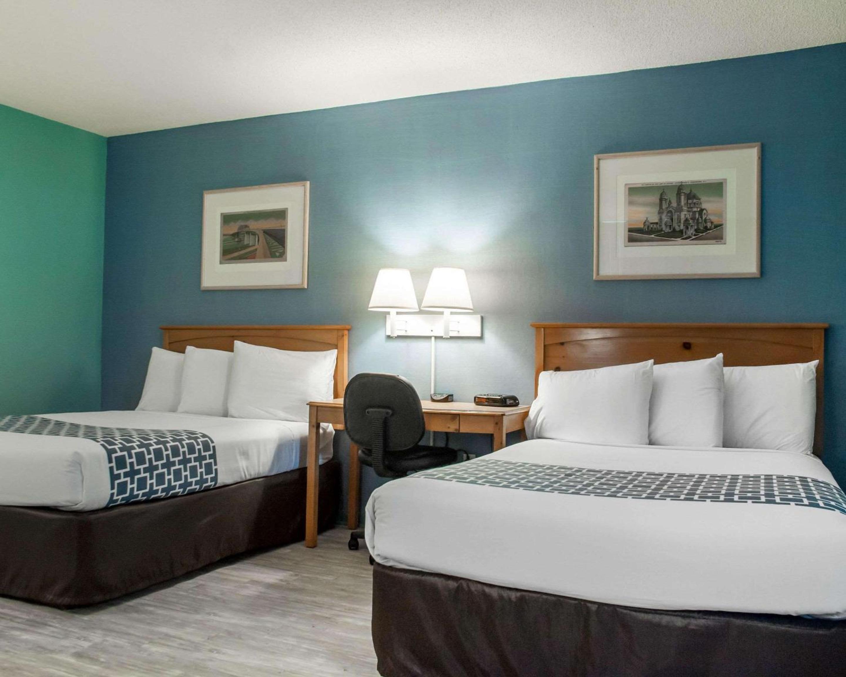 Double Room with Two Double Beds - Accessible/Non-Smoking - Photo 1