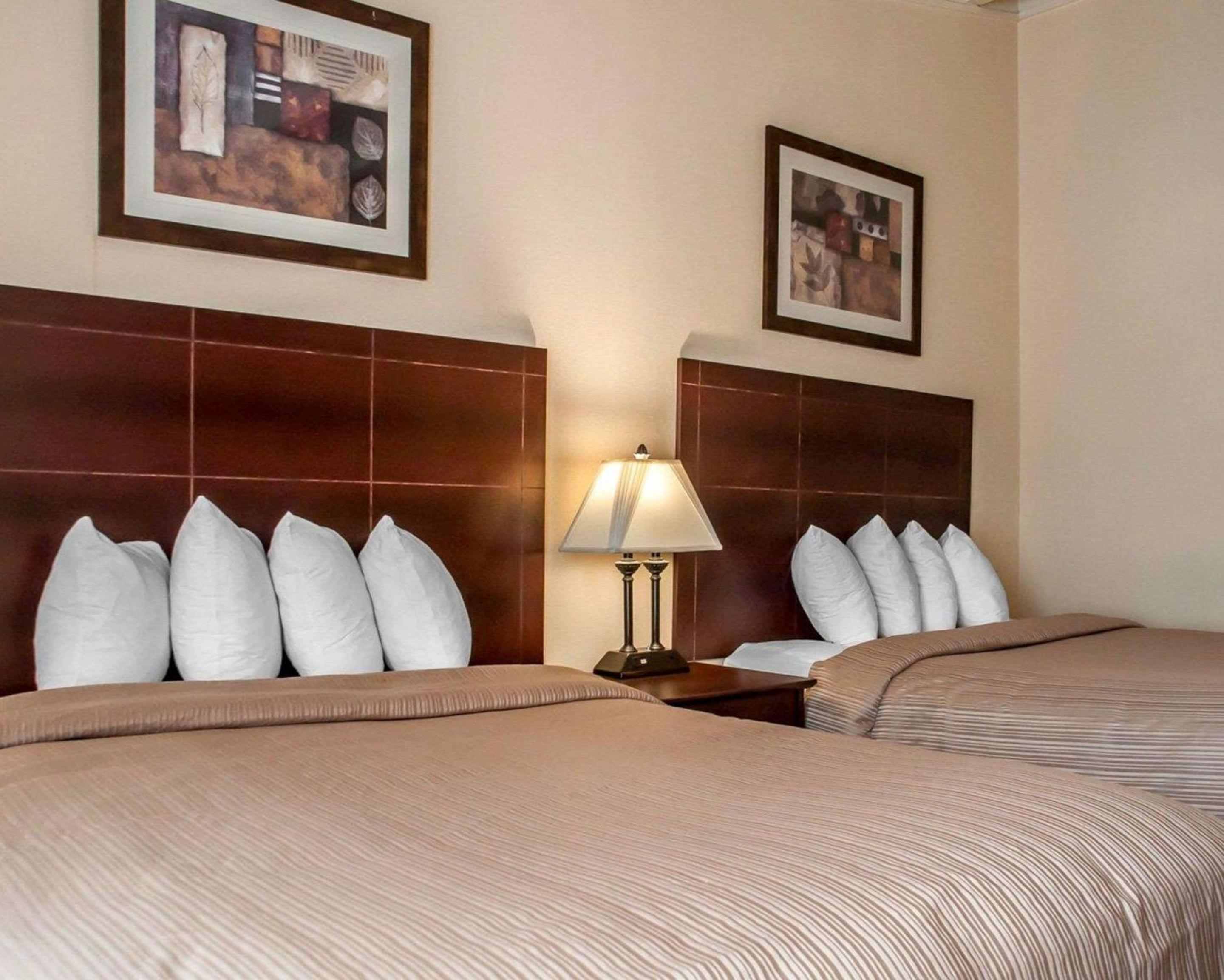 Queen Room with Two Queen Beds - Ground Floor - Non-Smoking - Photo 4