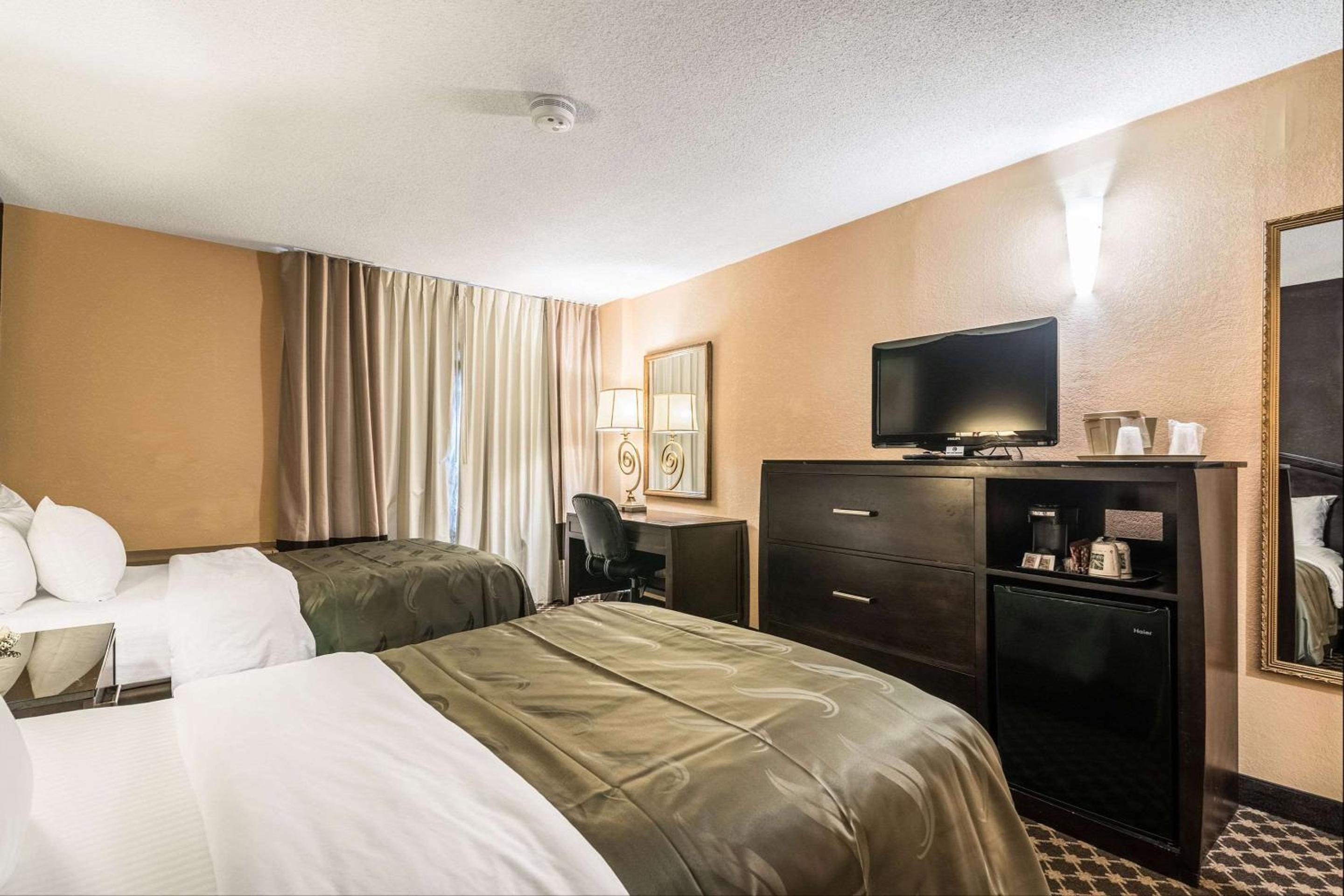 Double Room with Two Double Beds - Non-Smoking - Photo 2
