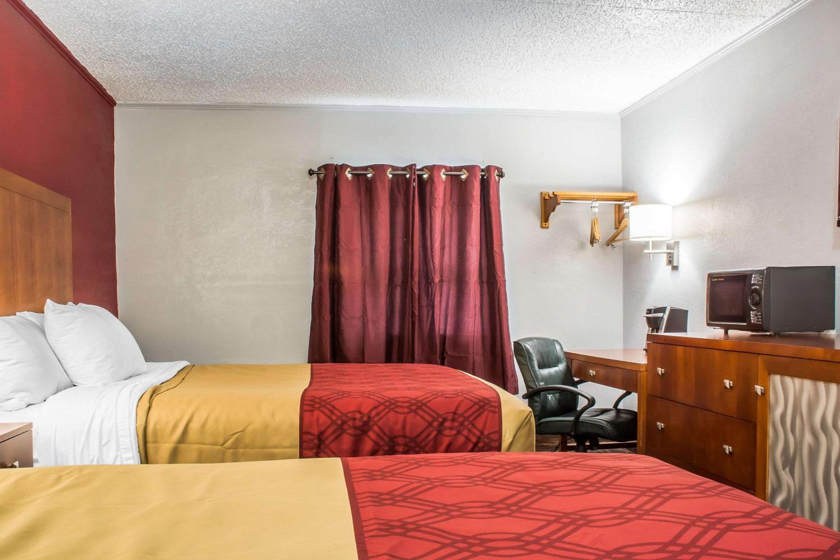 Queen Room with Two Queen Beds - Non-Smoking photo 2