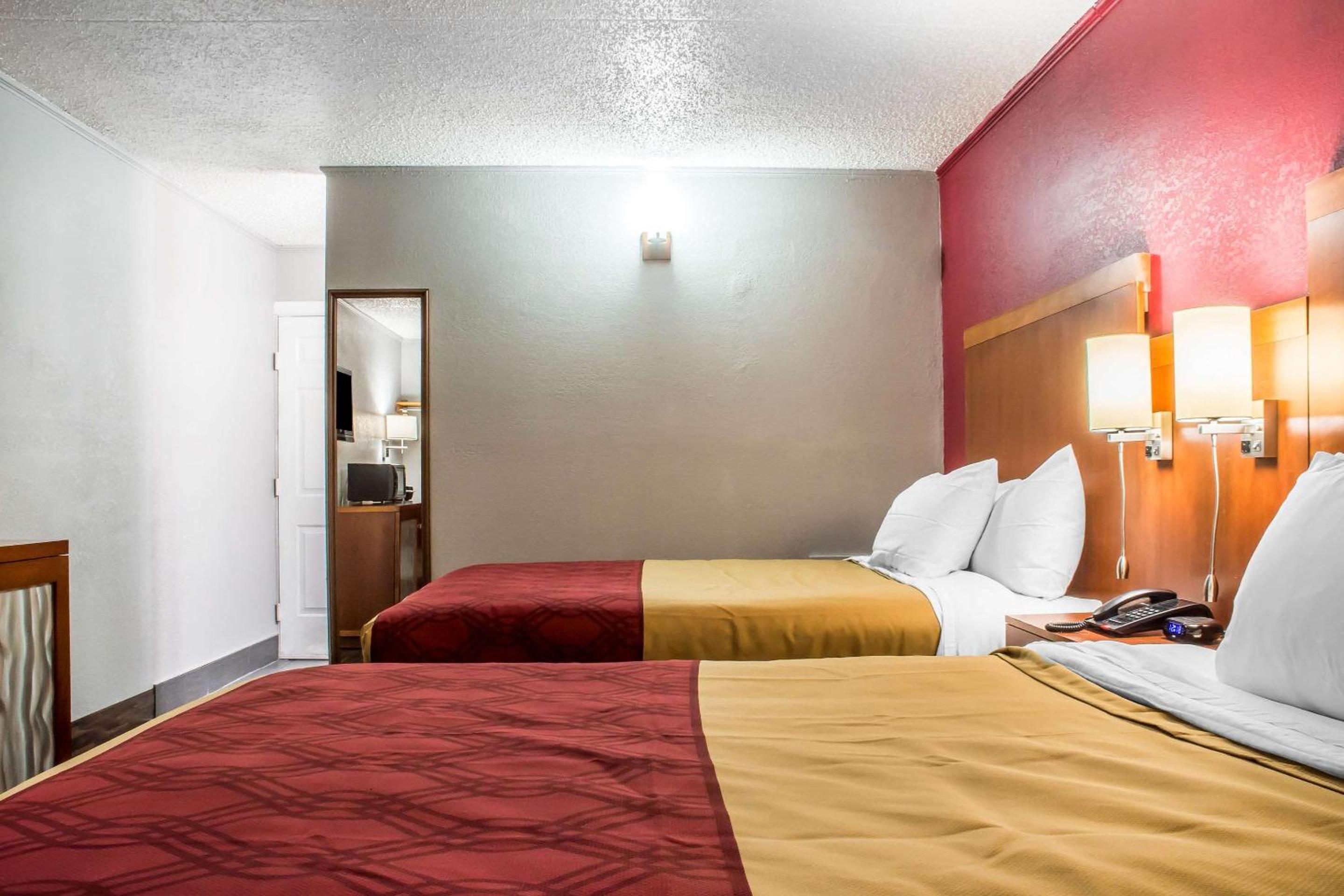 Queen Room with Two Queen Beds - Non-Smoking photo 3